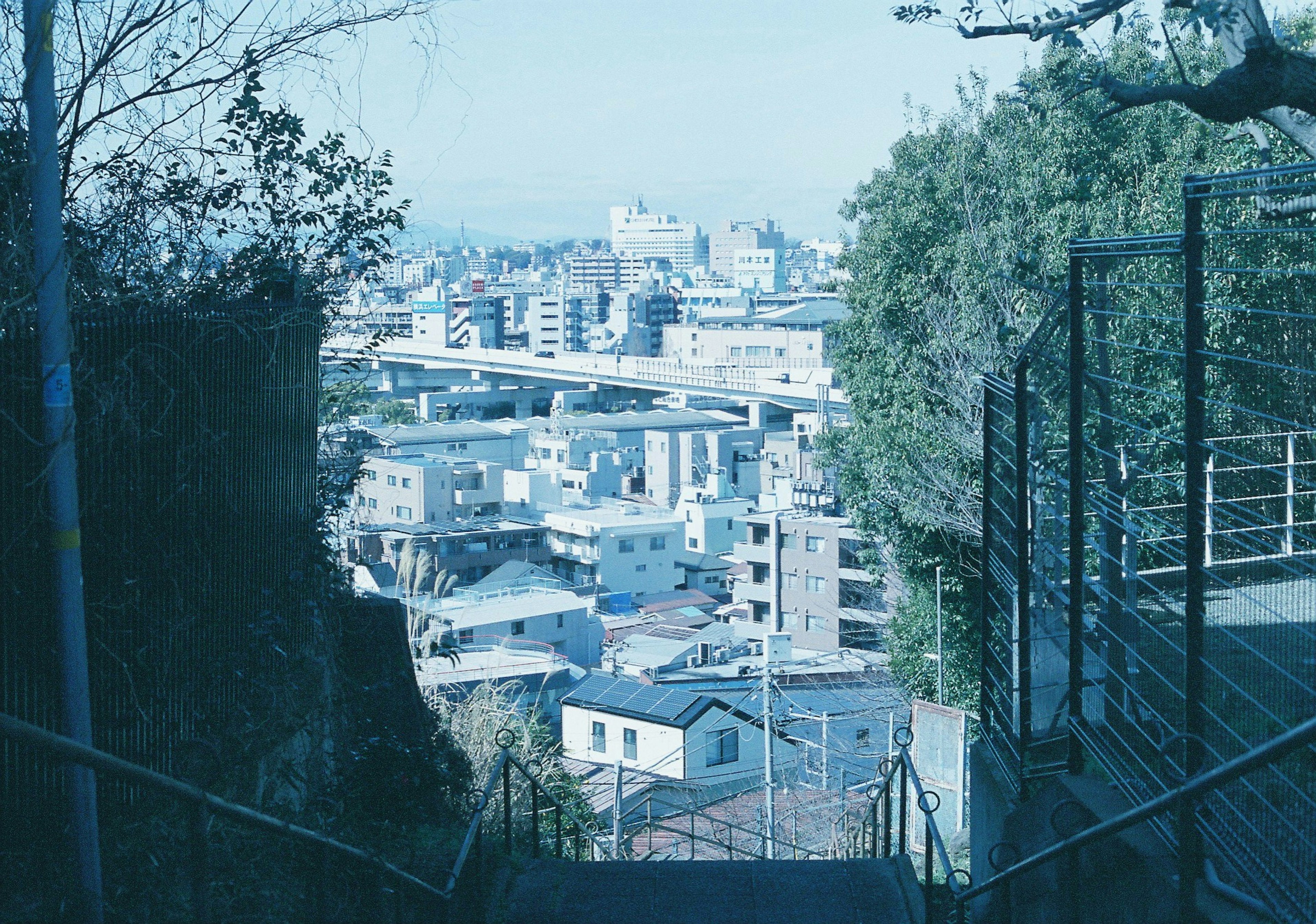 Vista de la ciudad en tonos azules con escaleras