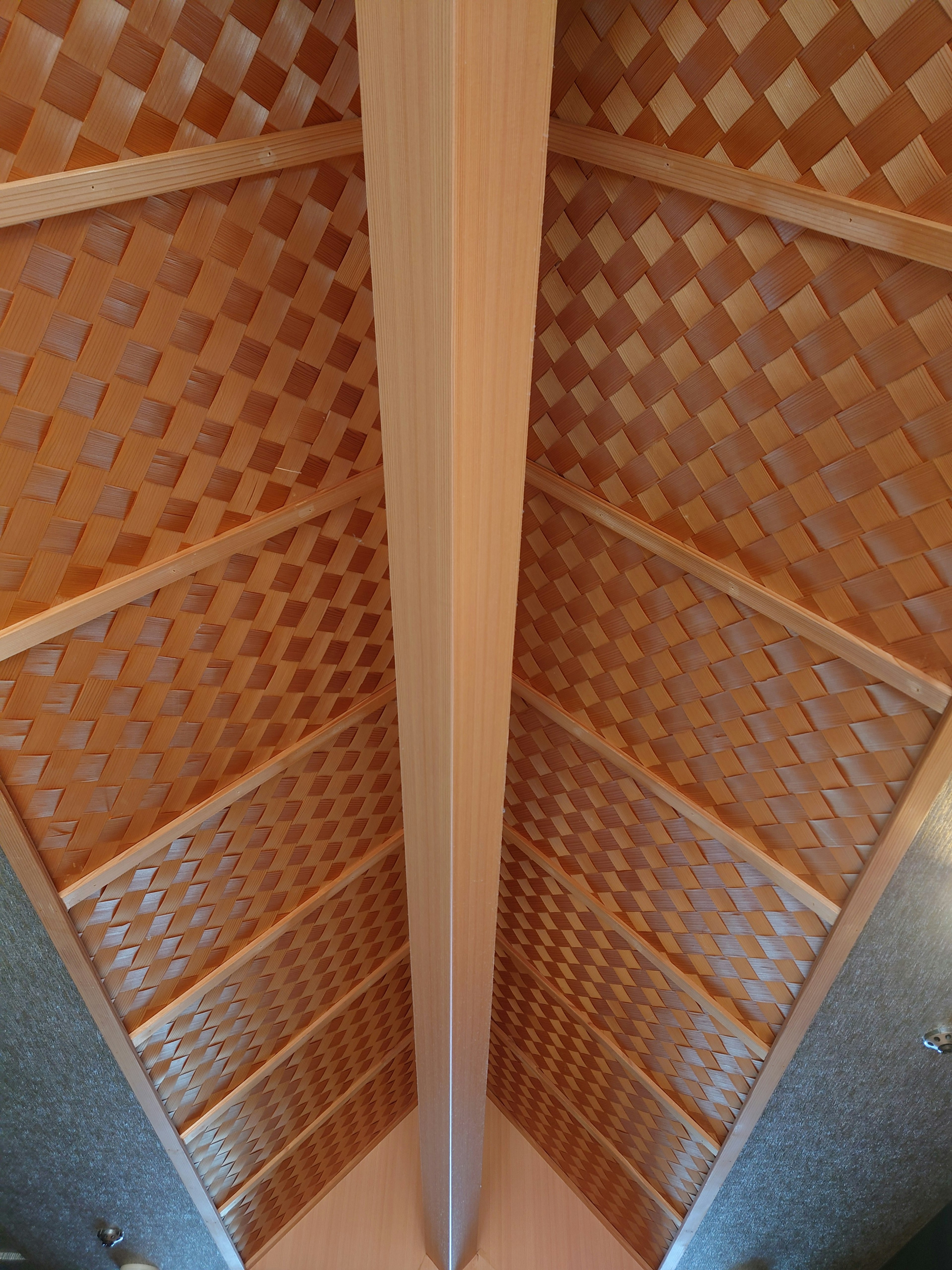 Interno con un design di soffitto in lattice di legno distintivo