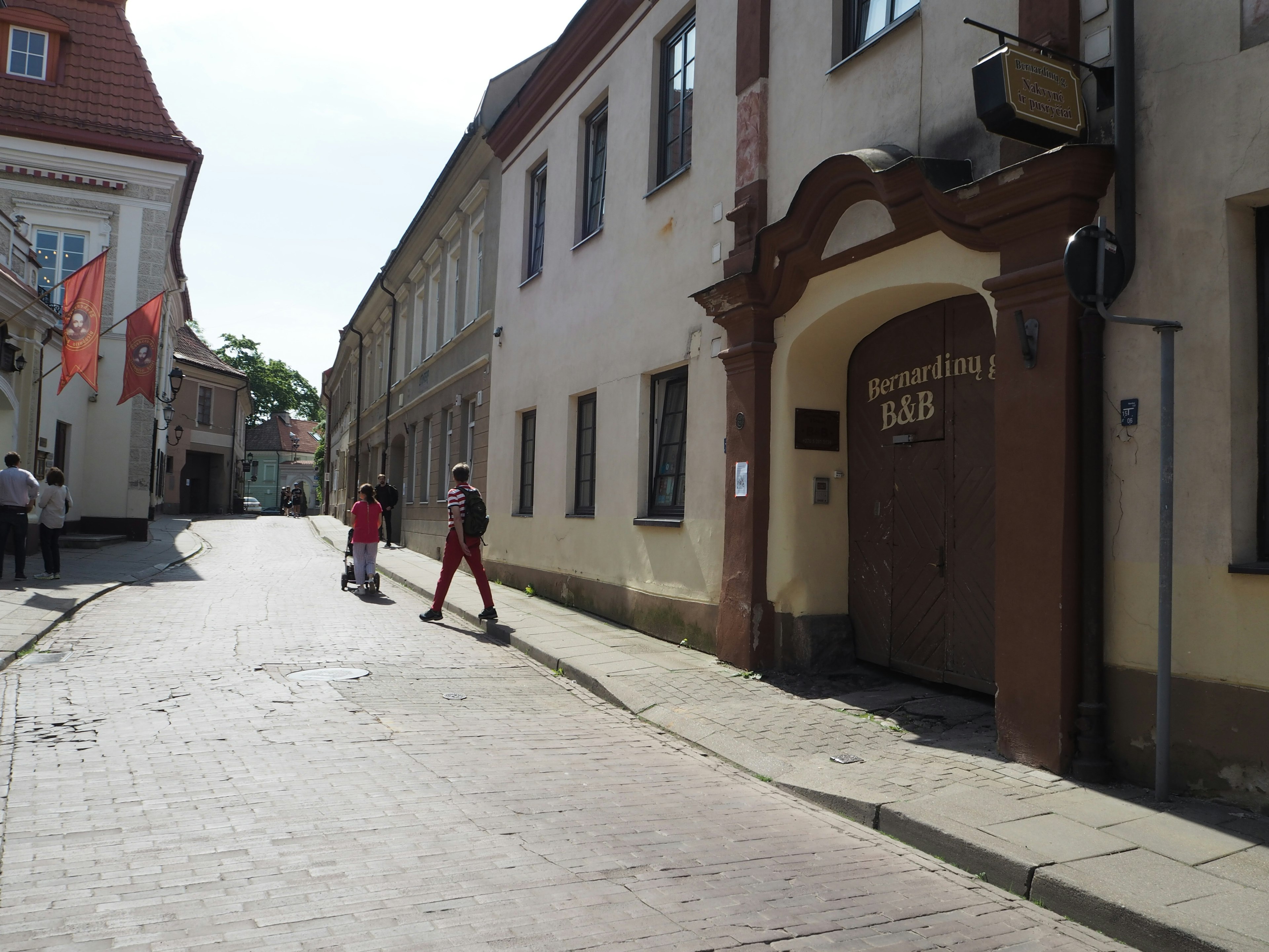 Calle tranquila con personas caminando y edificios históricos