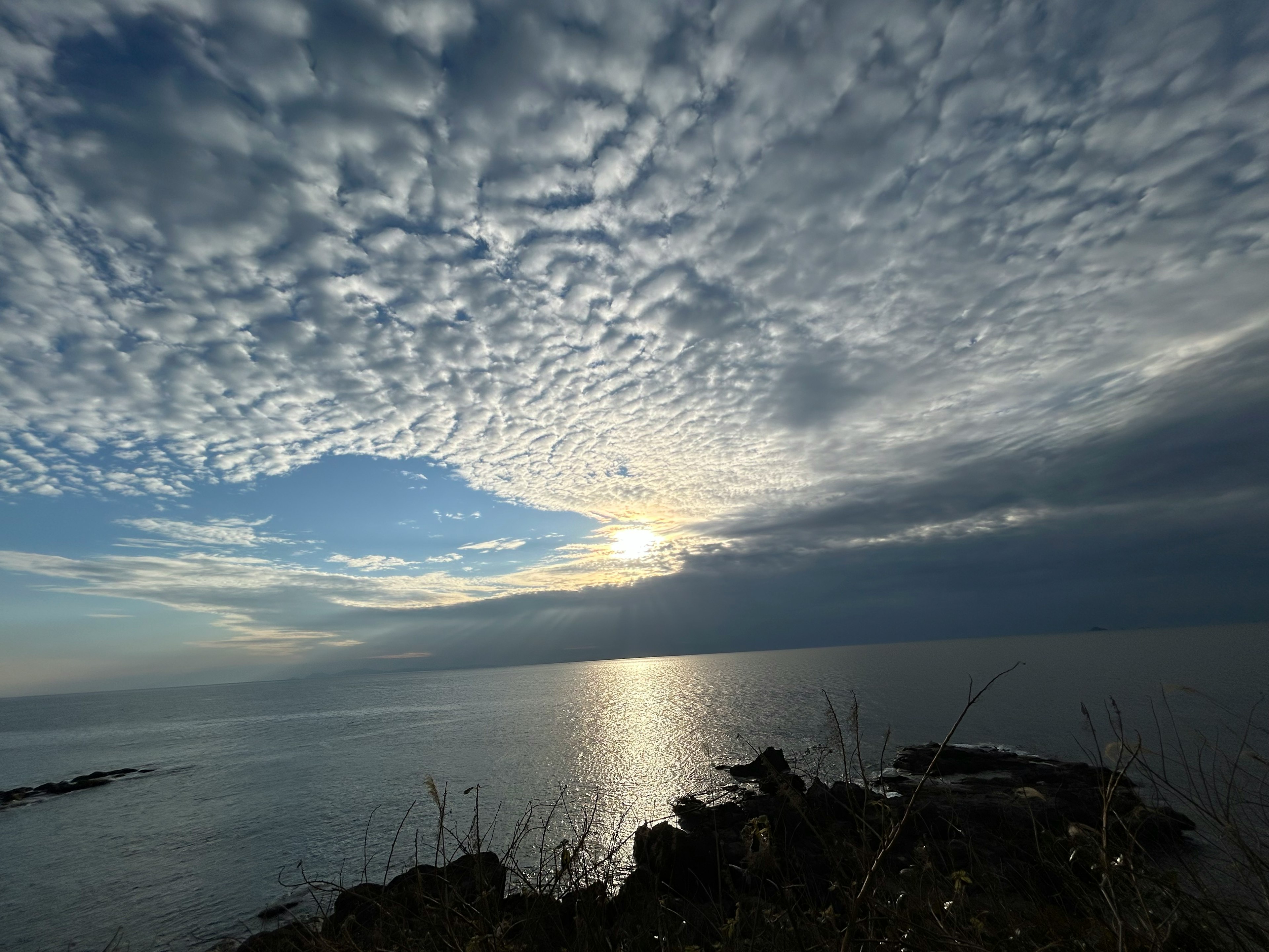 Hermosa vista del mar y las nubes superficie oceánica tranquila al atardecer