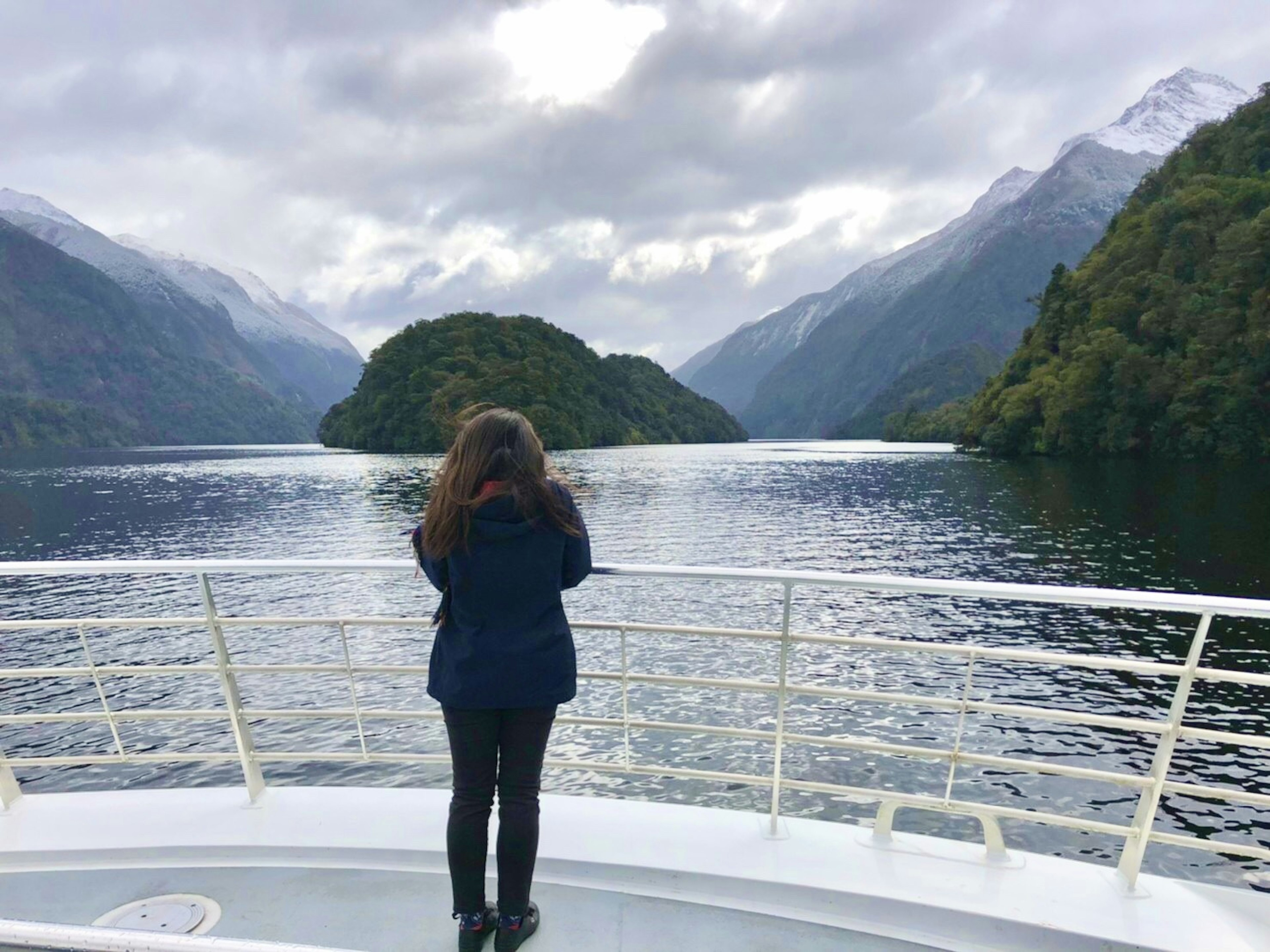 女性が船のデッキで風景を眺めている美しい風景