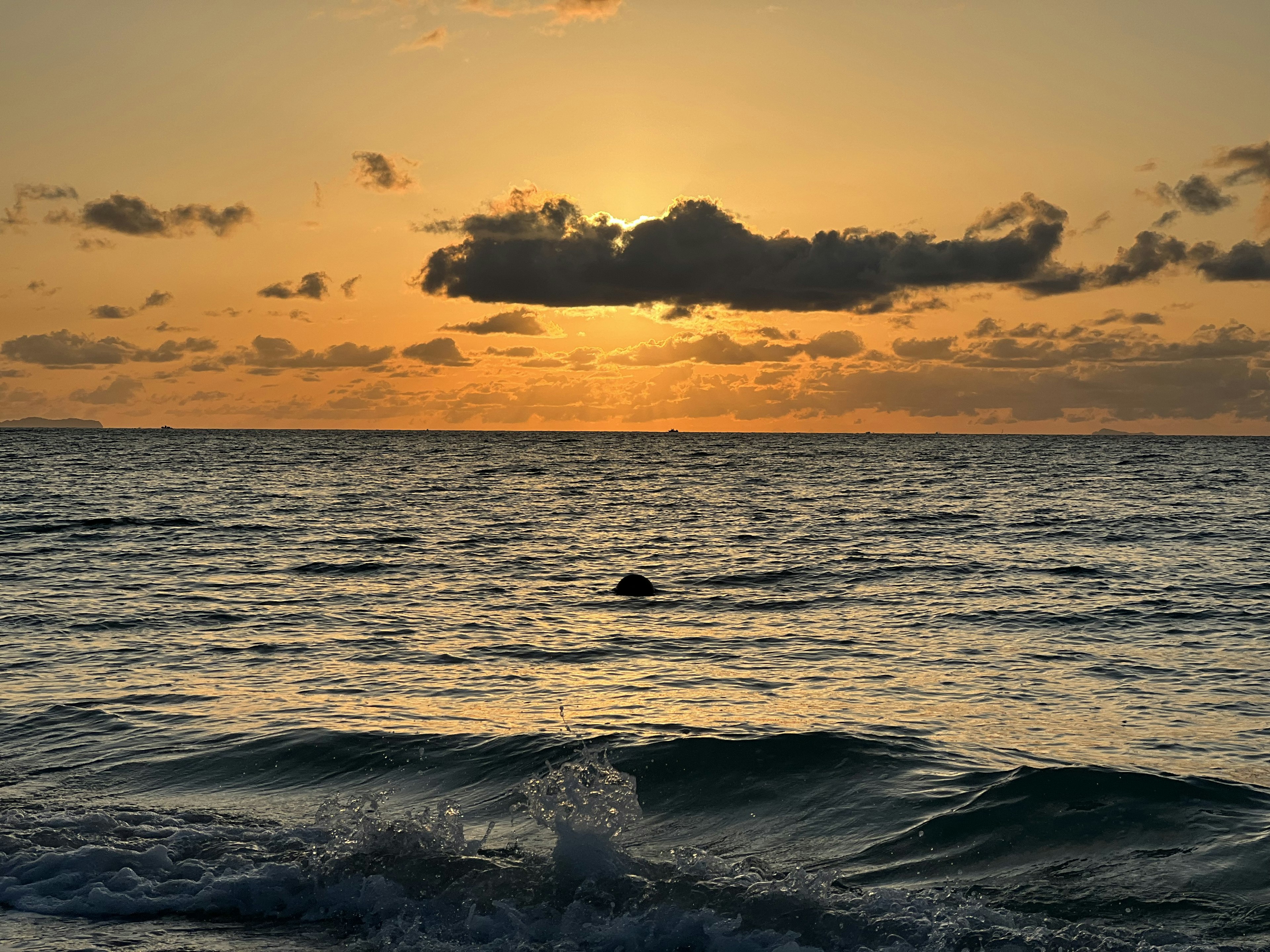 Atardecer sobre el océano con olas suaves