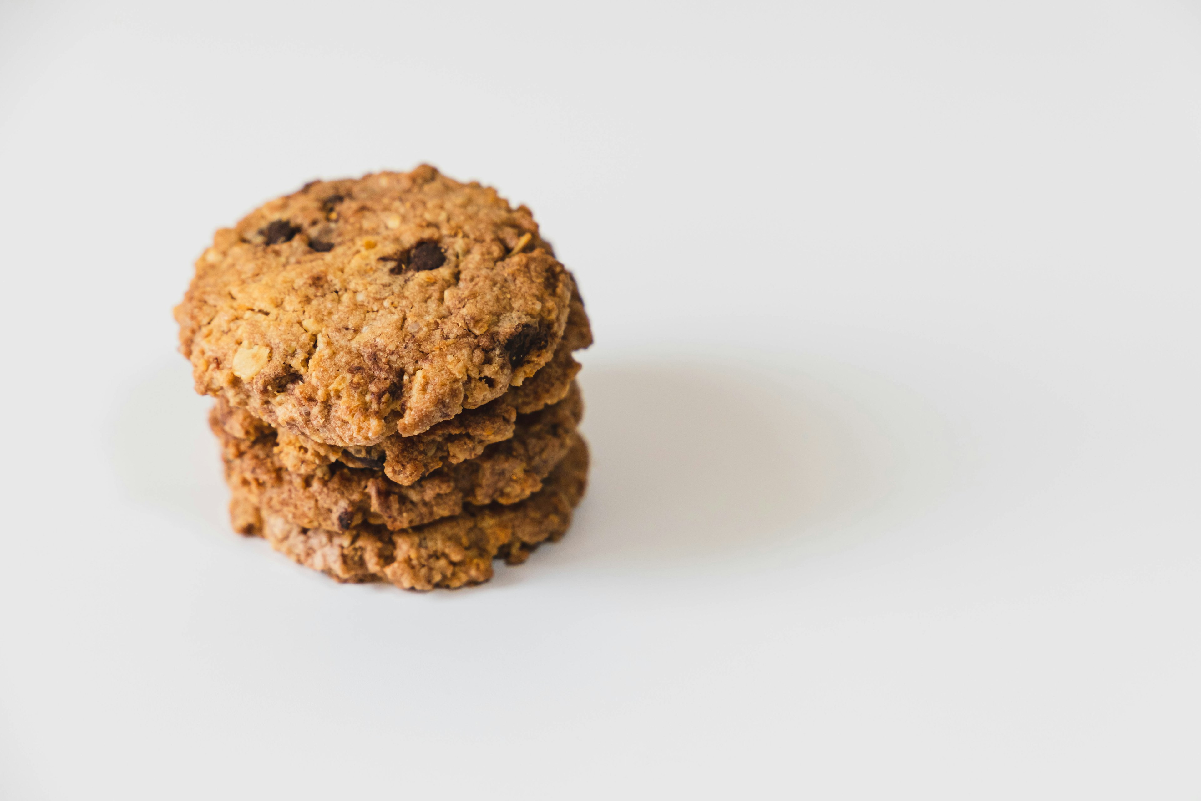 Empilement de biscuits aux pépites de chocolat sur un fond blanc