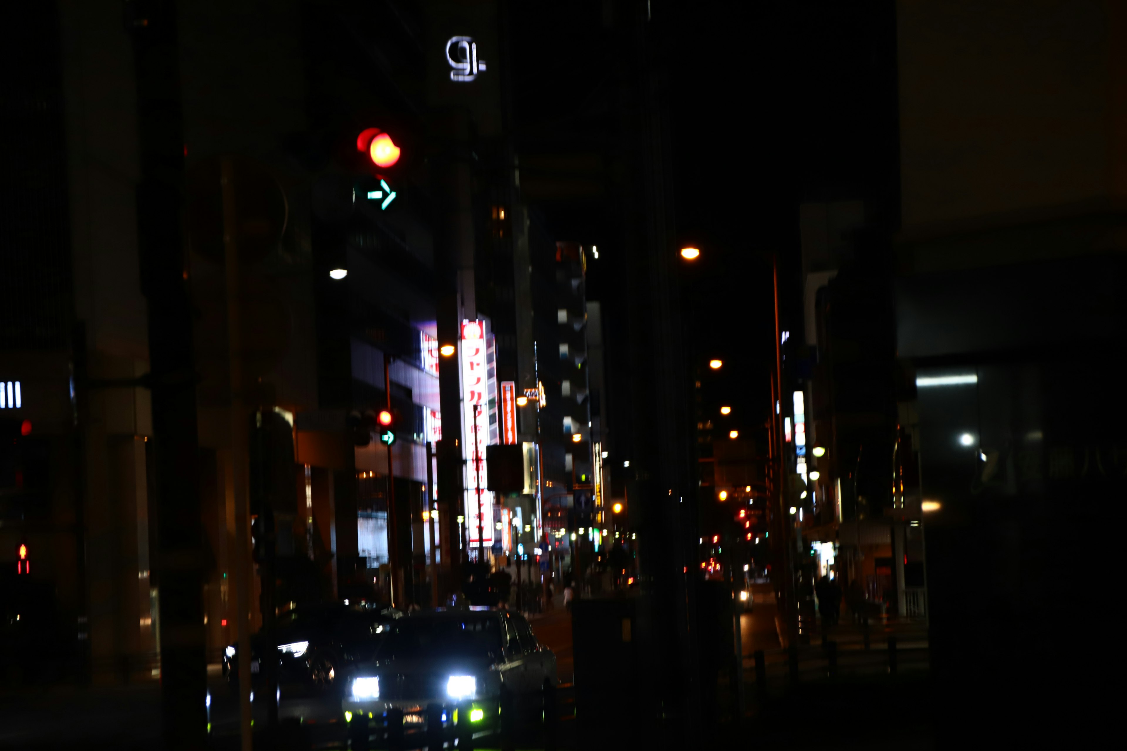 Paisaje urbano nocturno con luces de neón y semáforos