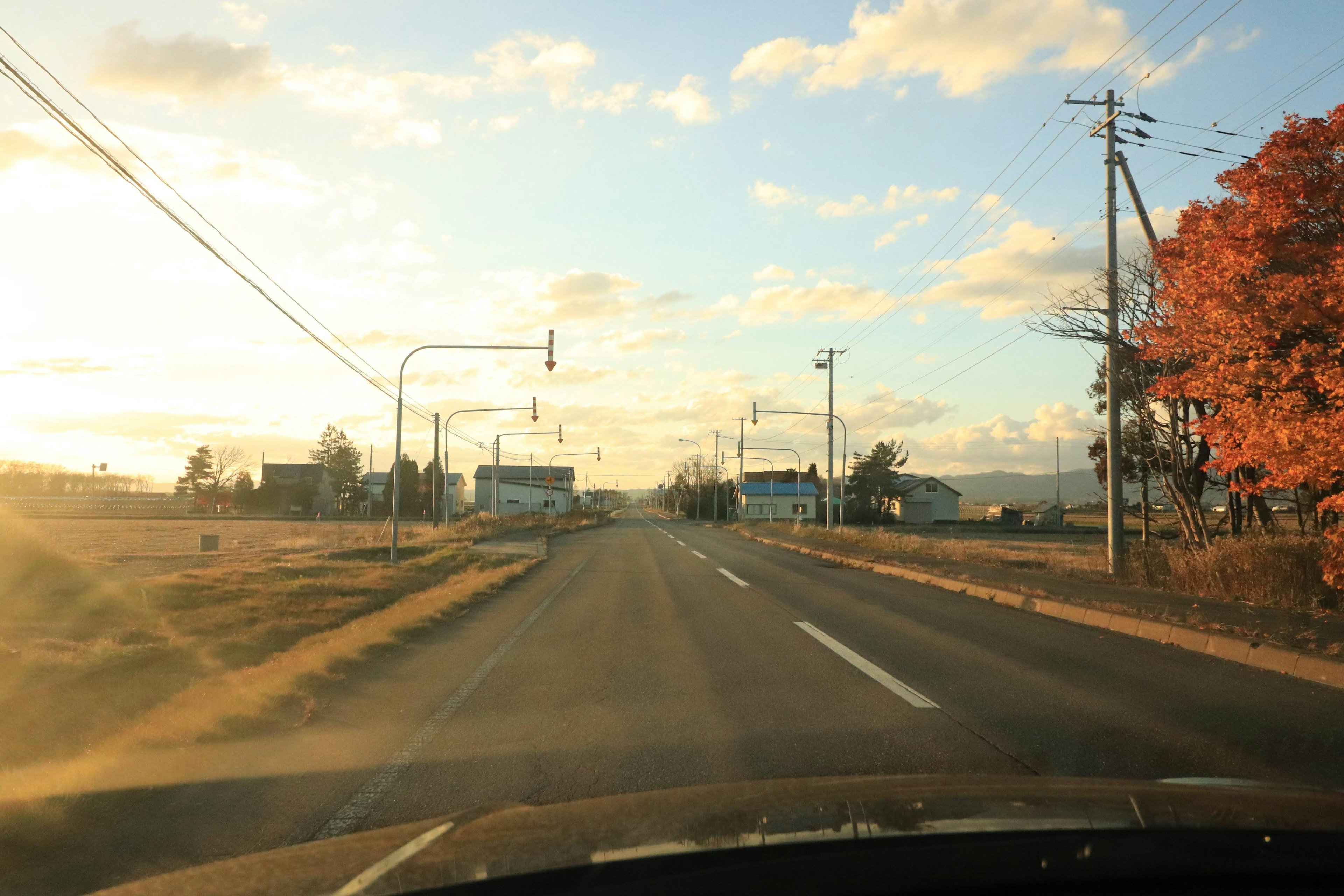 夕陽天空下的道路風景