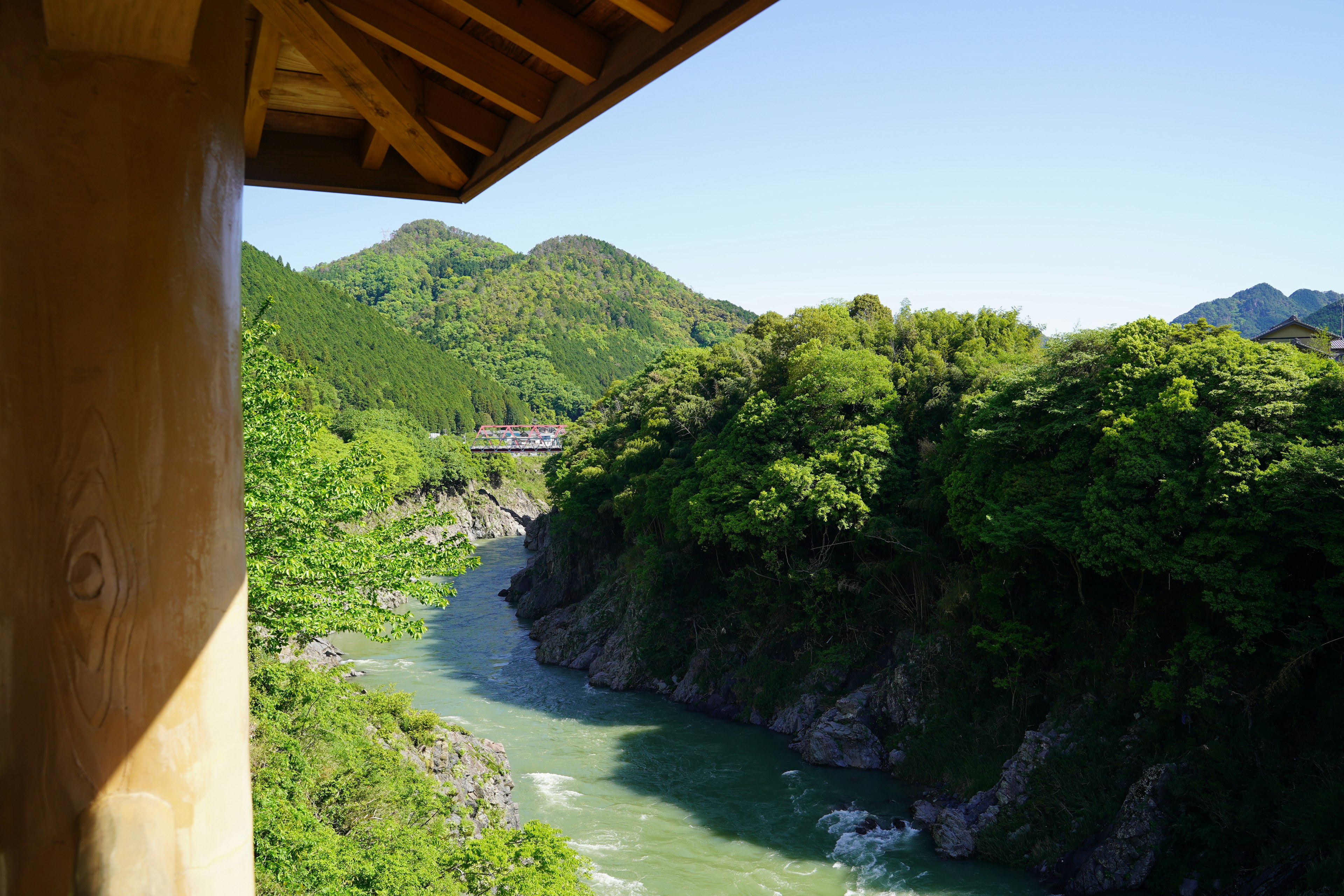 青い空と緑の山々に囲まれた川の景色