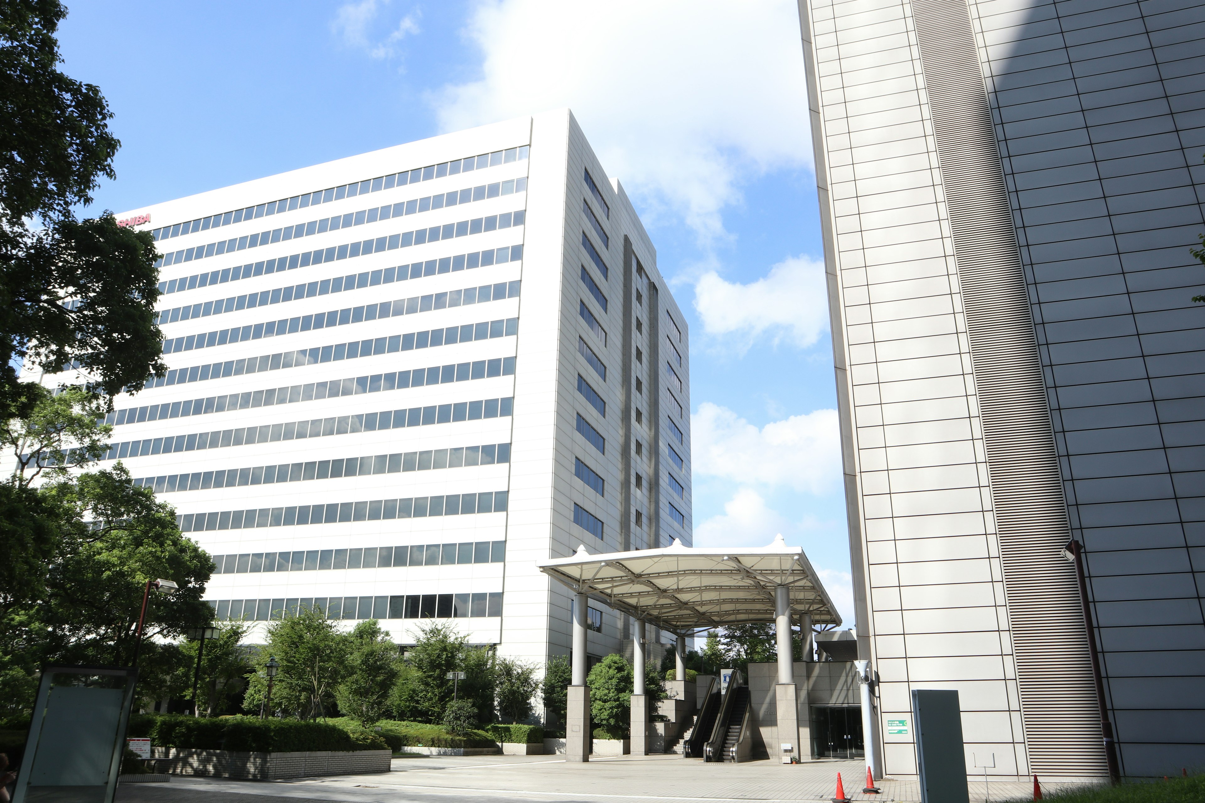 Edificios de oficinas modernos con cielo azul