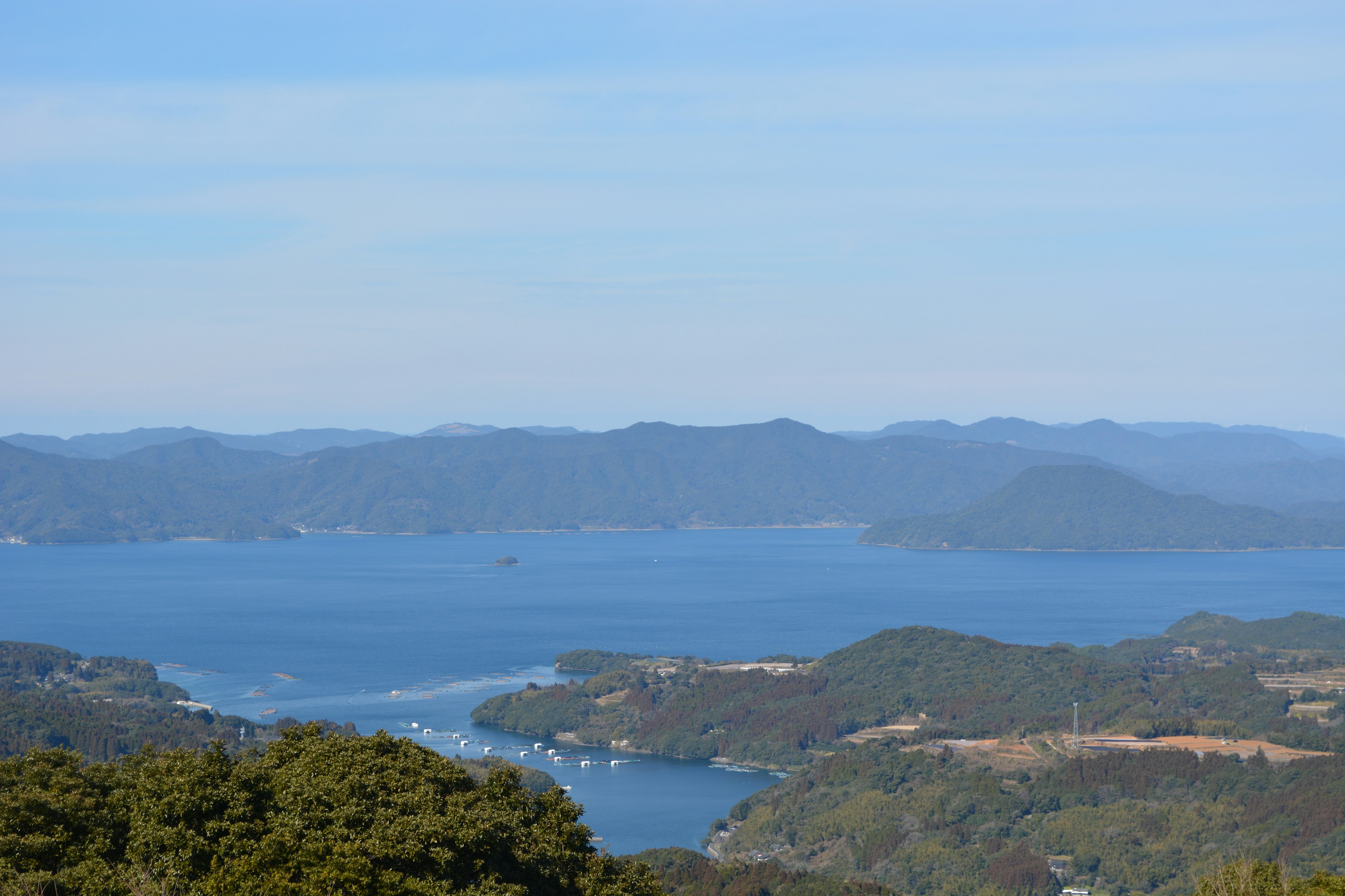 Pemandangan indah pegunungan dan laut dengan air biru jernih