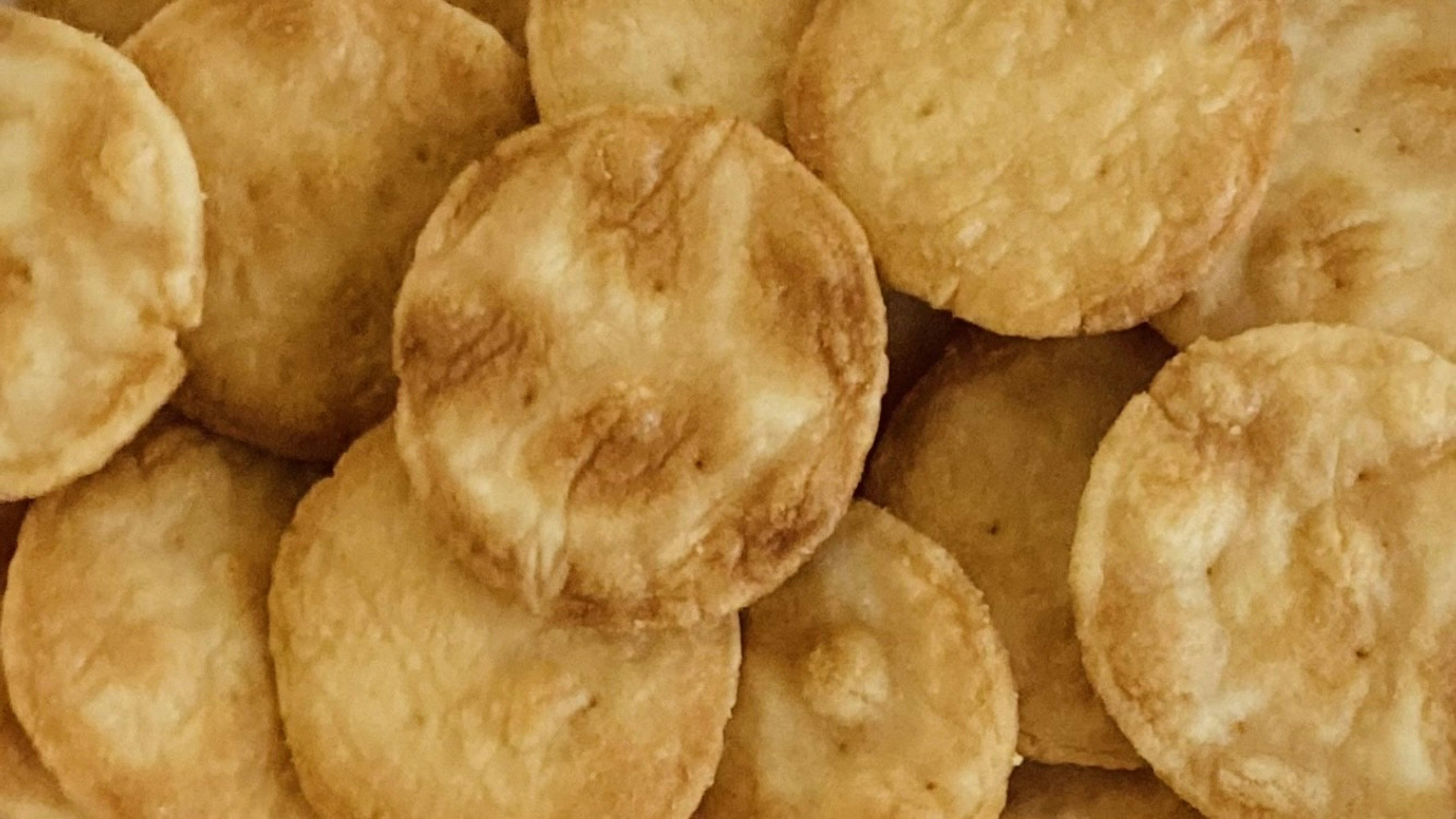 Galletas doradas apiladas con una textura crujiente