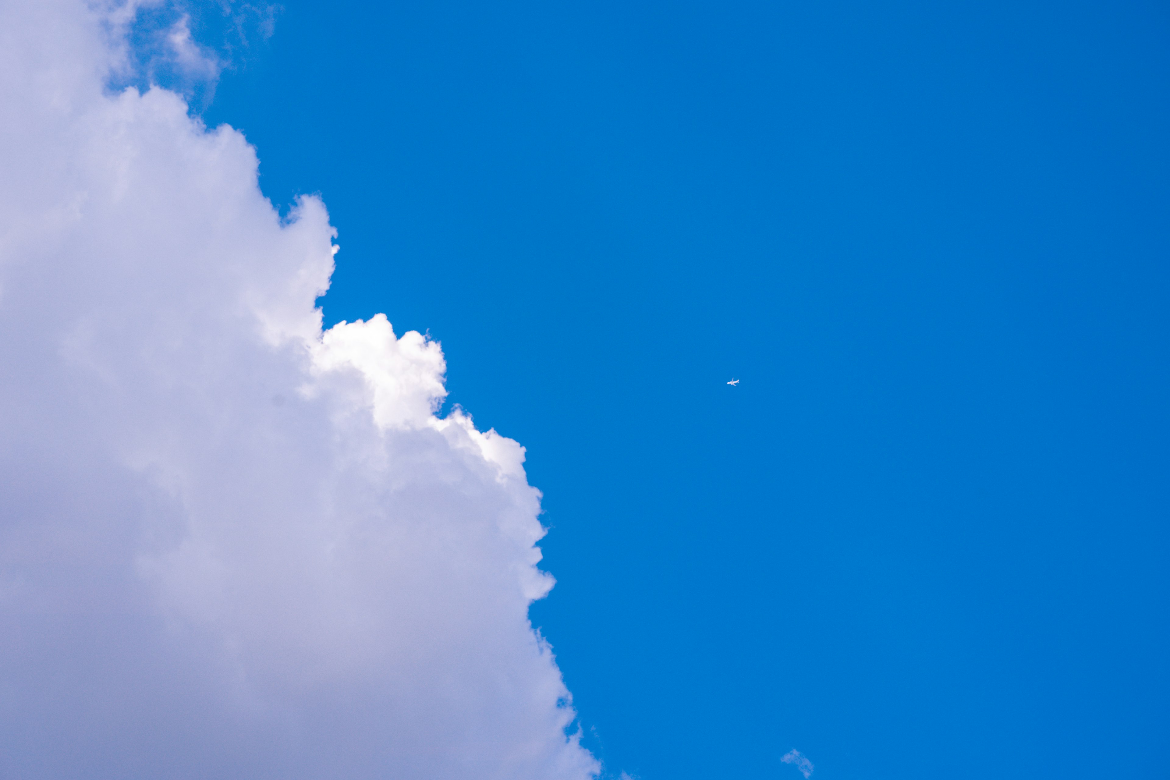 Una bella scena di cielo con un cielo blu e nuvole bianche in contrasto