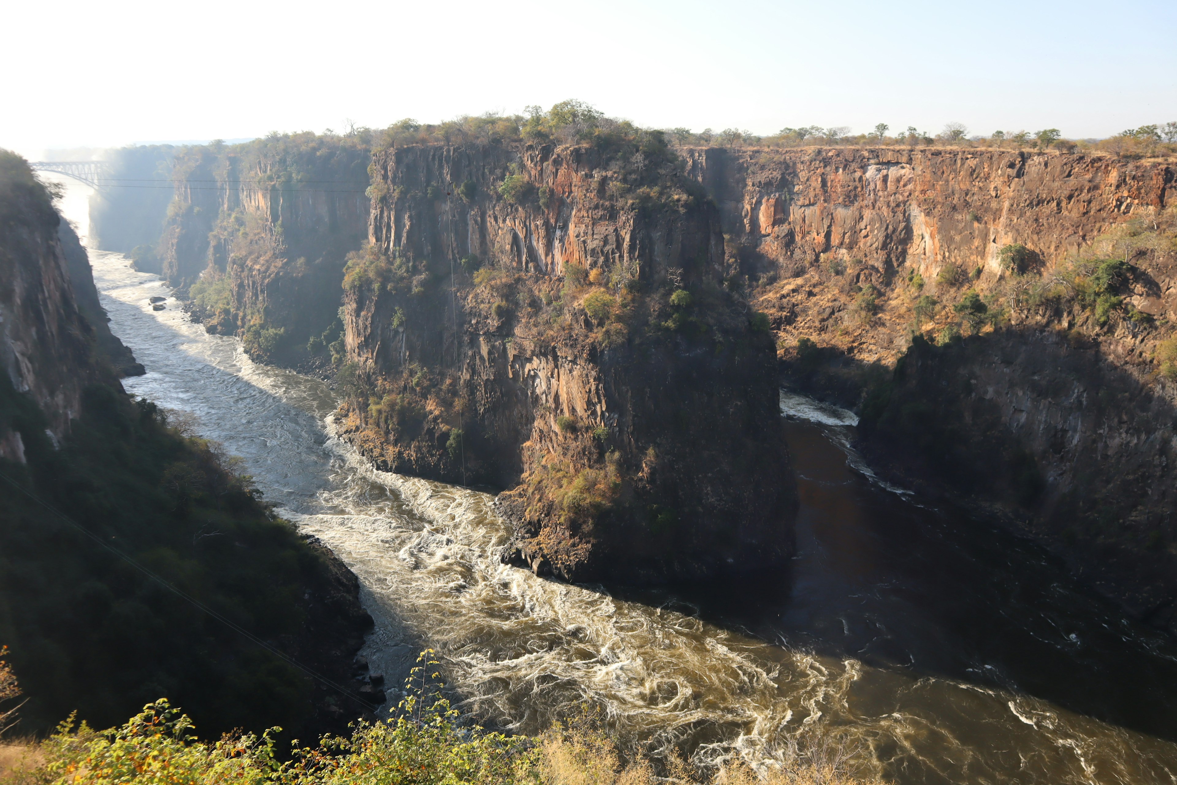 Majestätische Canyonansicht mit fließendem Fluss