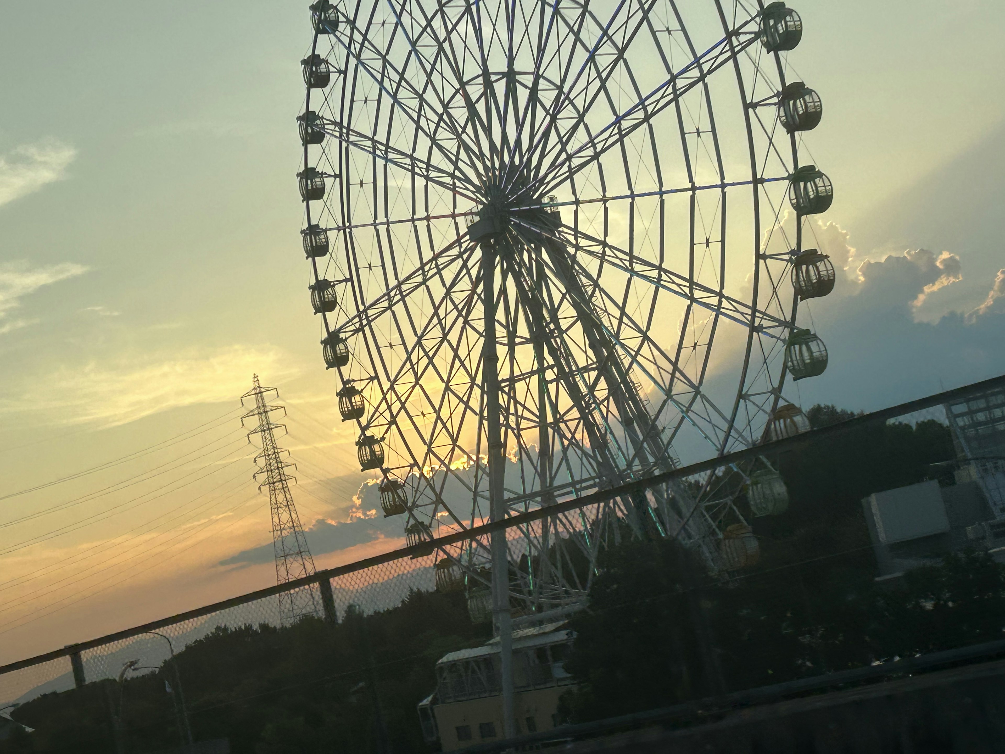 夕暮れ時の観覧車と美しい空