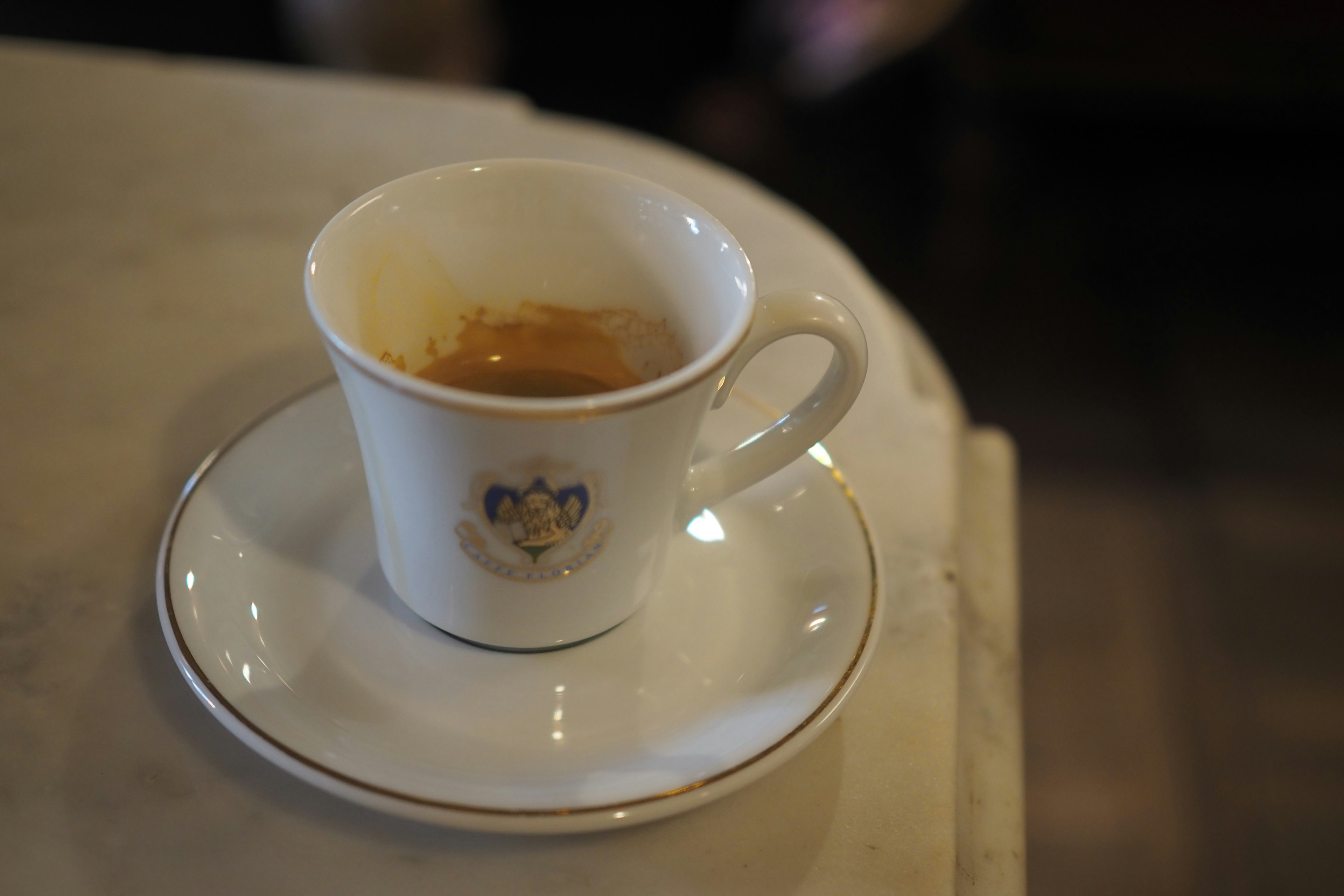 Espresso in una tazza bianca con piattino