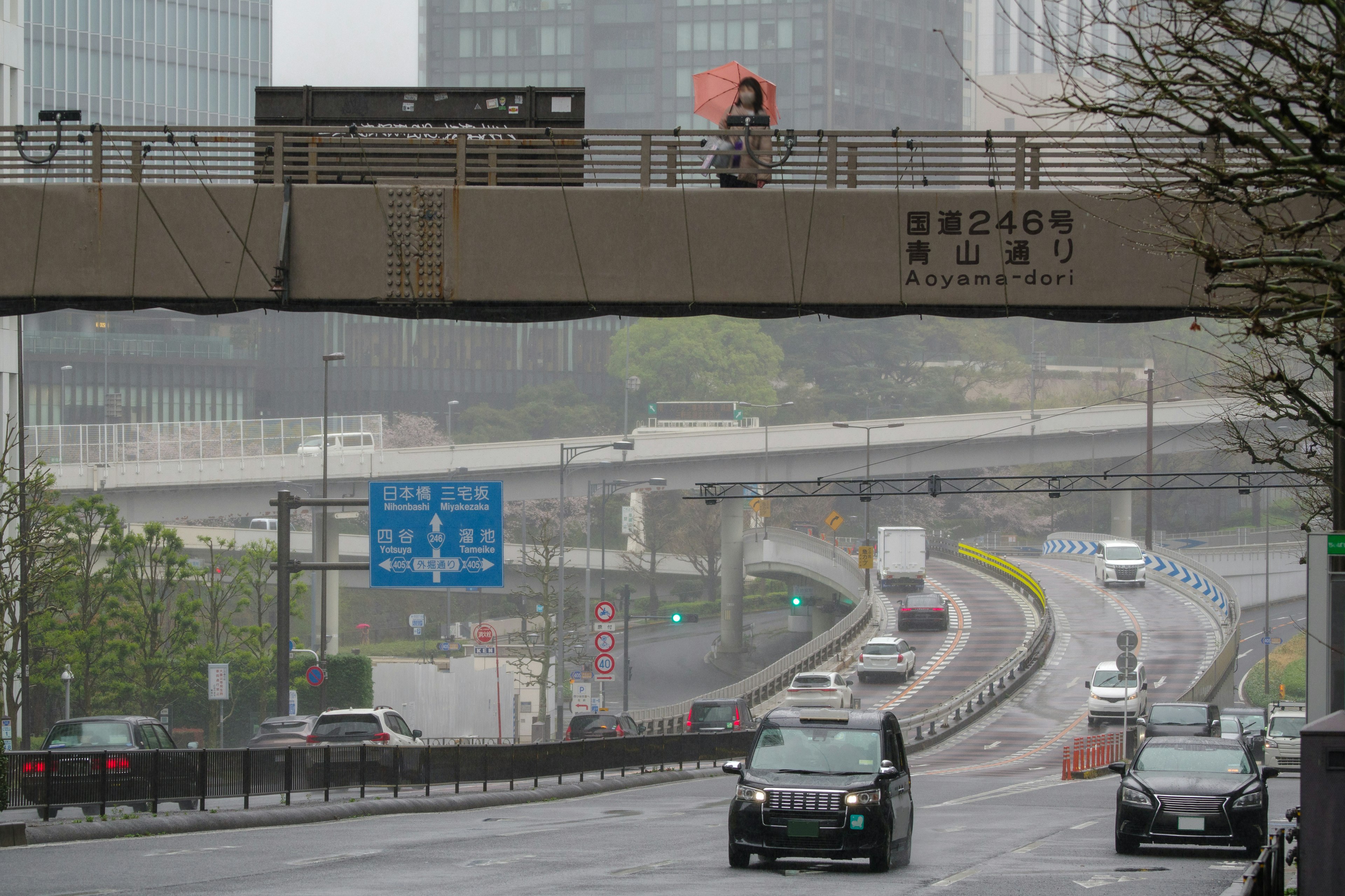 城市高架橋與濕滑道路上的車輛