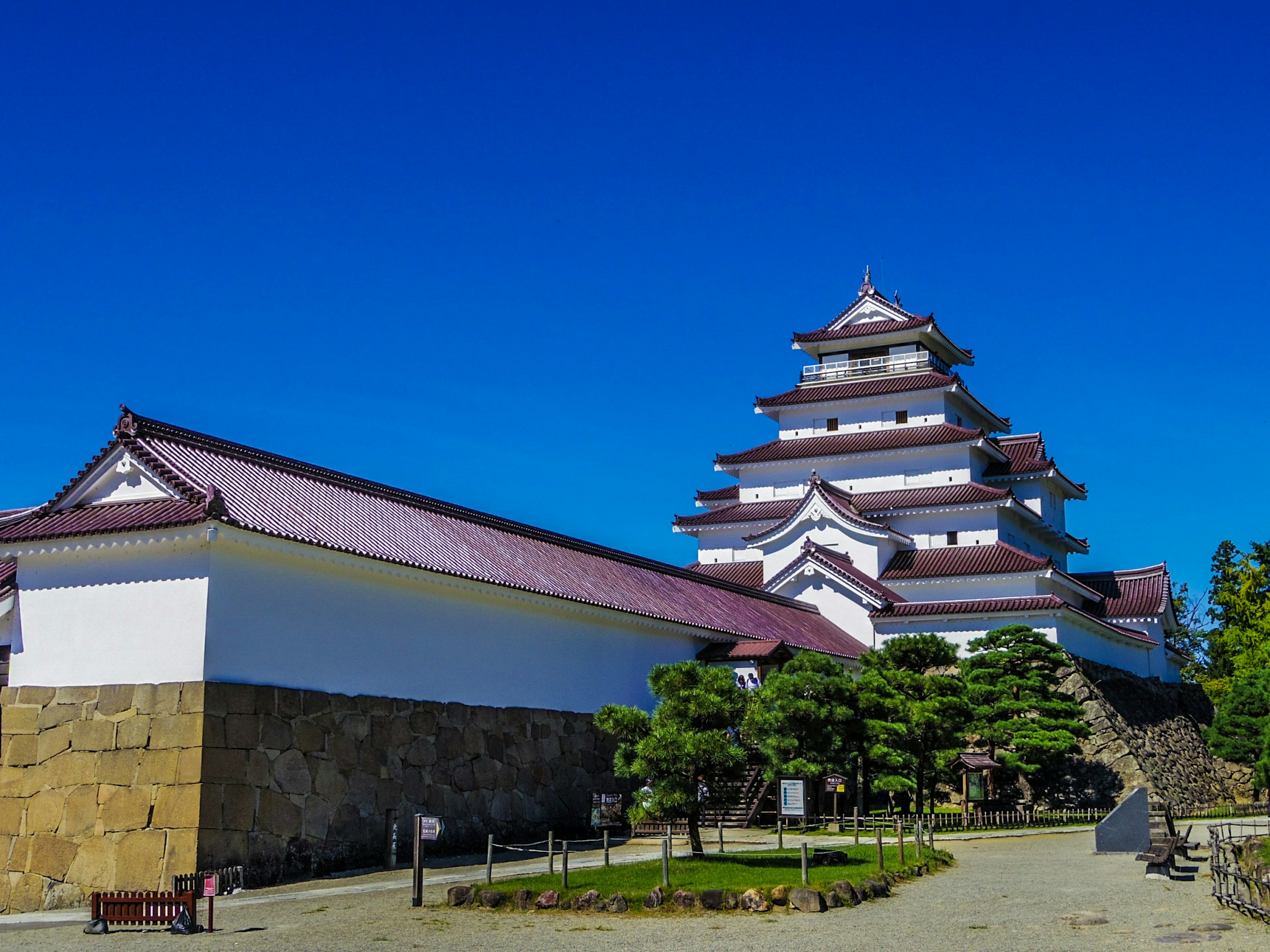 Eksterior kastil Jepang yang menakjubkan di bawah langit biru yang cerah