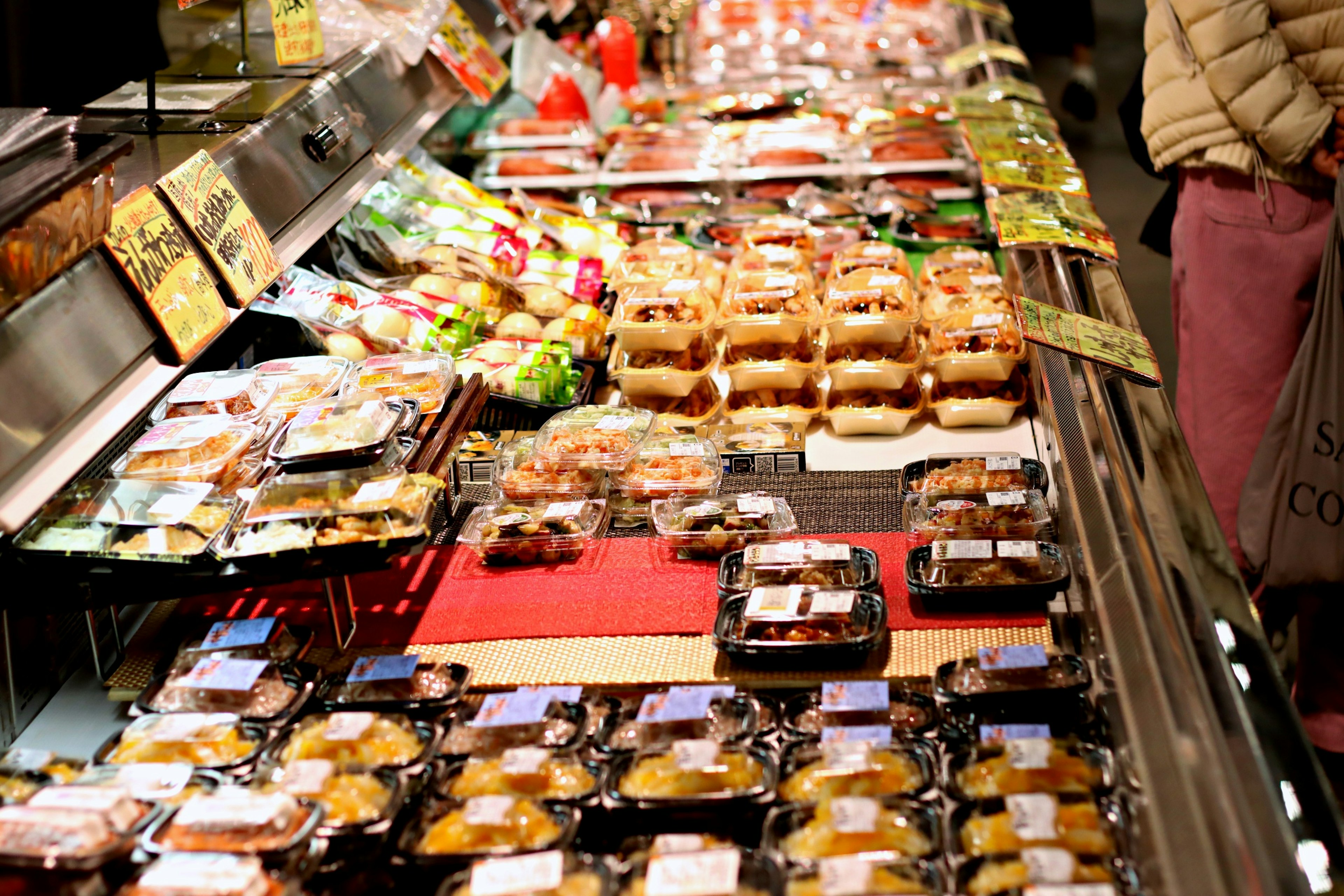 Section alimentaire d'un marché animé avec divers aliments emballés et légumes colorés