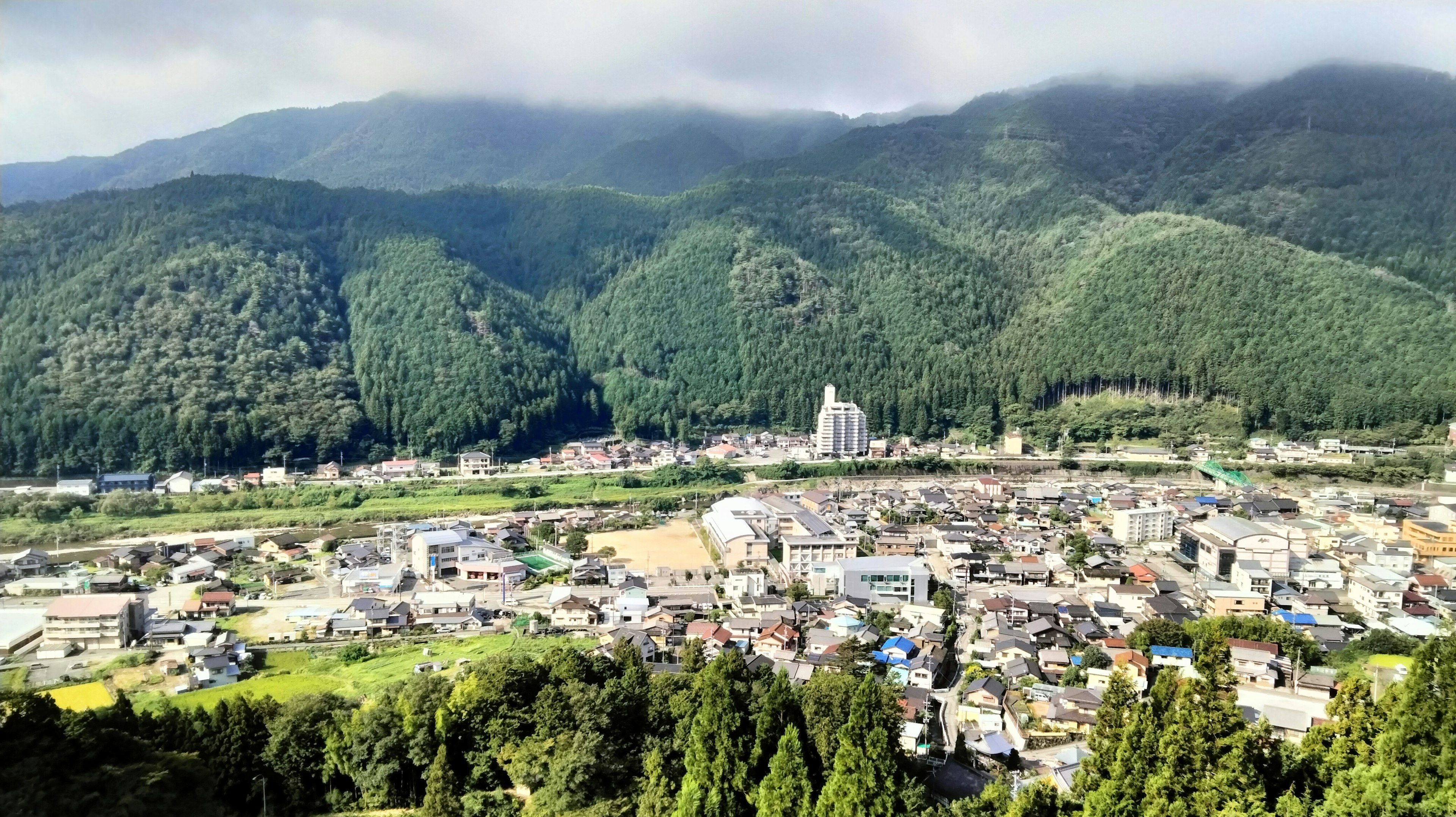 Vue panoramique d'une petite ville entourée de belles montagnes