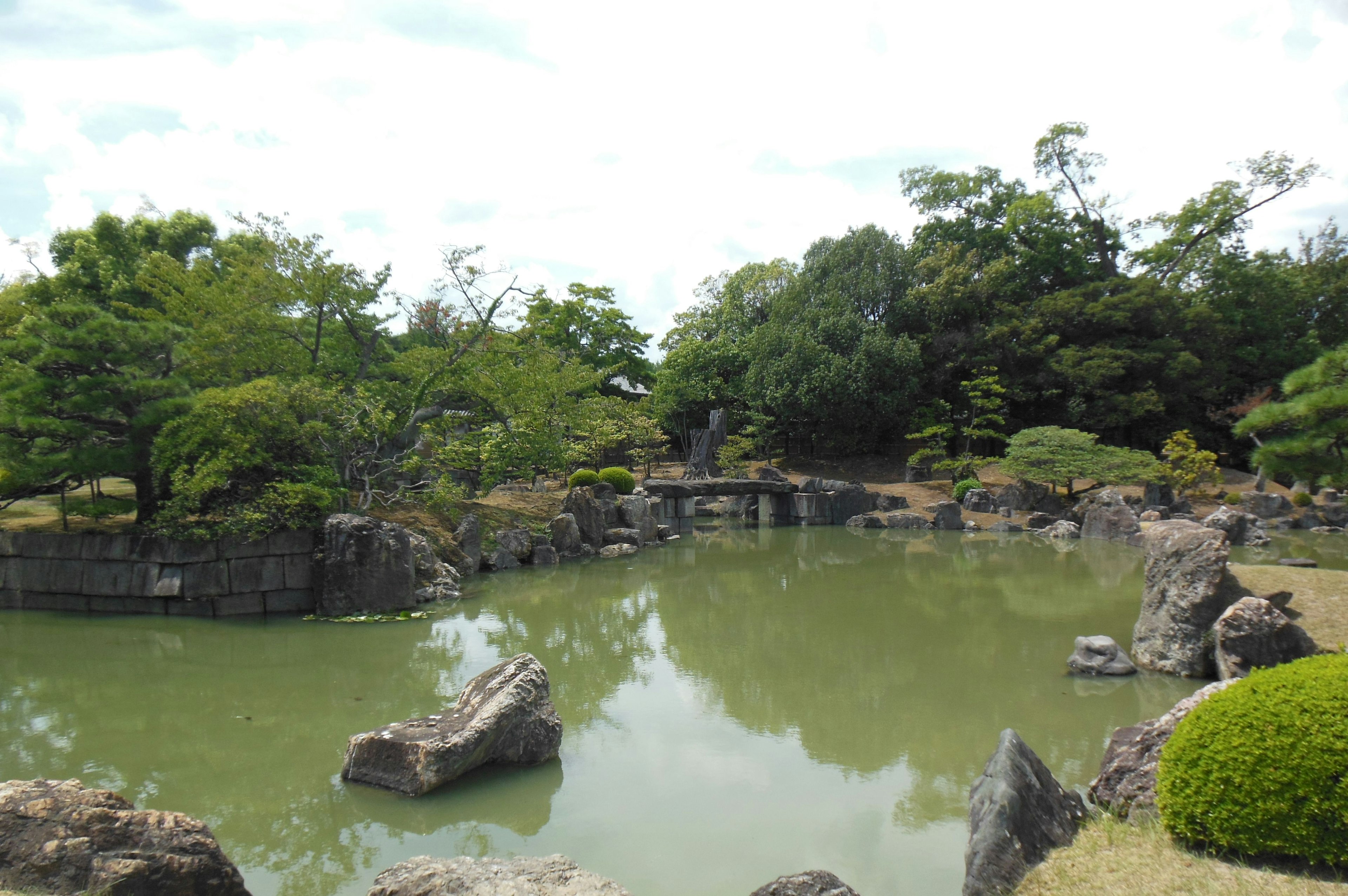 Jardin japonais pittoresque avec un étang tranquille et une verdure luxuriante