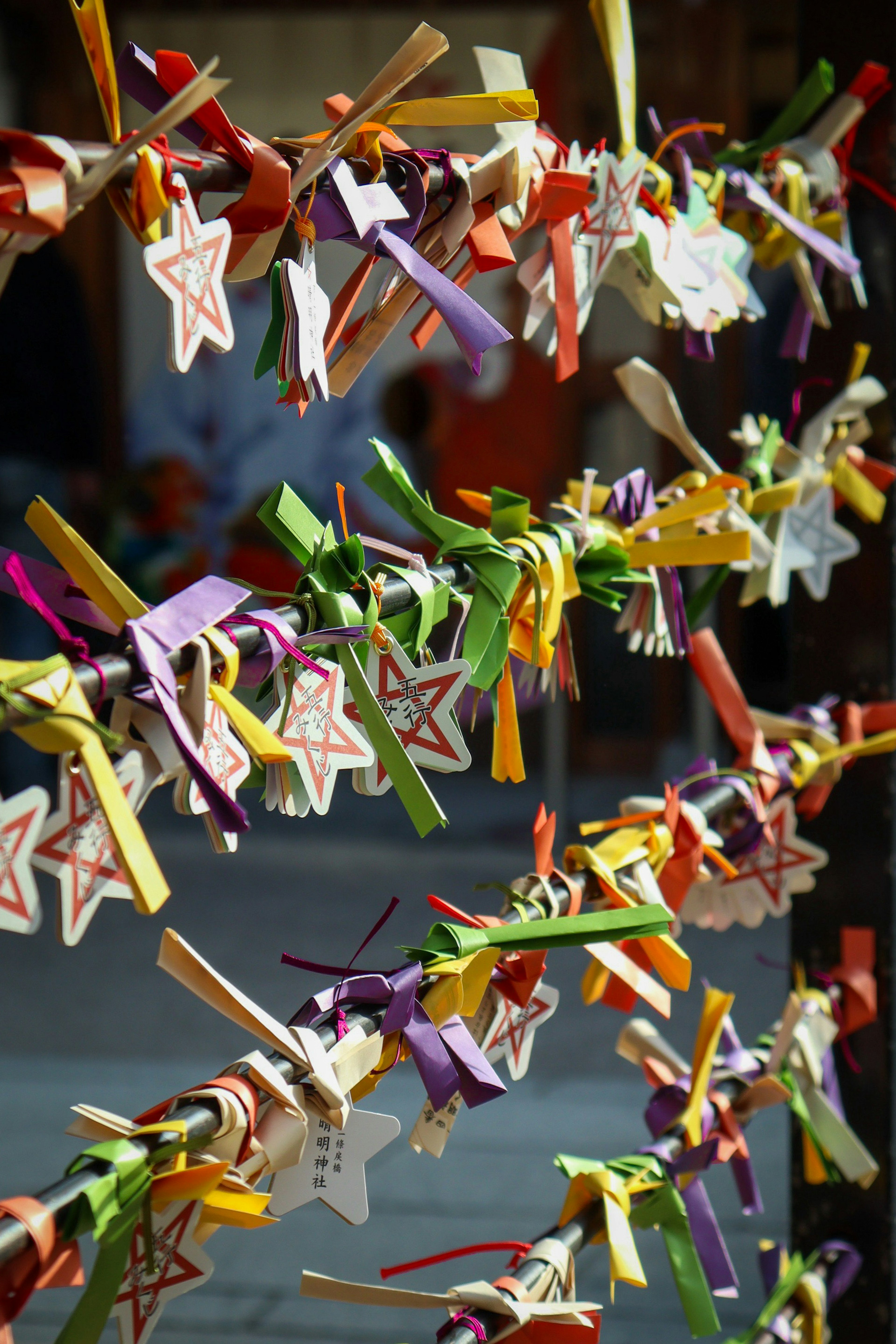 Decoraciones en forma de estrella de colores sujetas a una cuerda