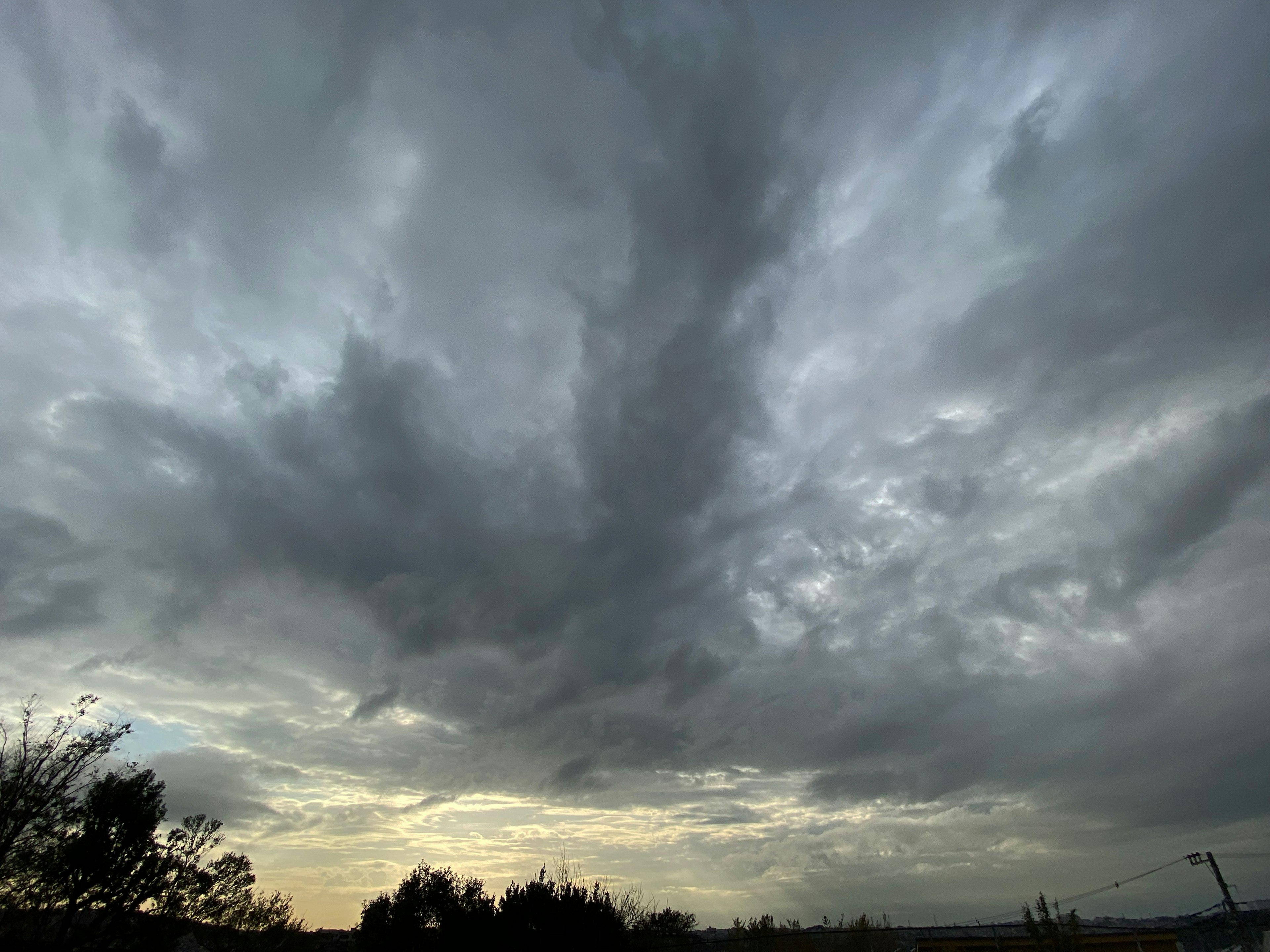 Nuvole scure che coprono il cielo con un orizzonte debole