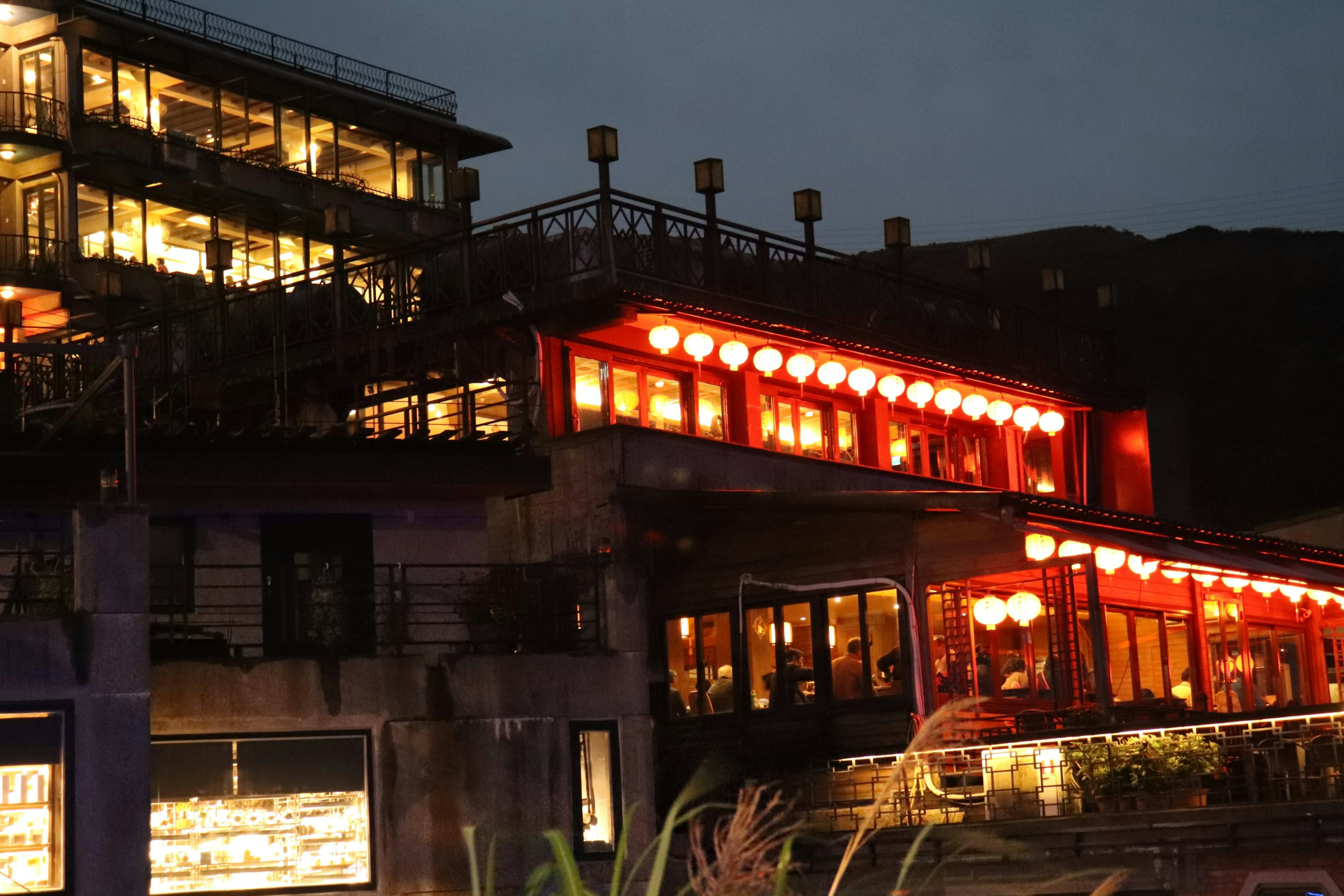 Establecimiento de comida iluminado por faroles rojos por la noche