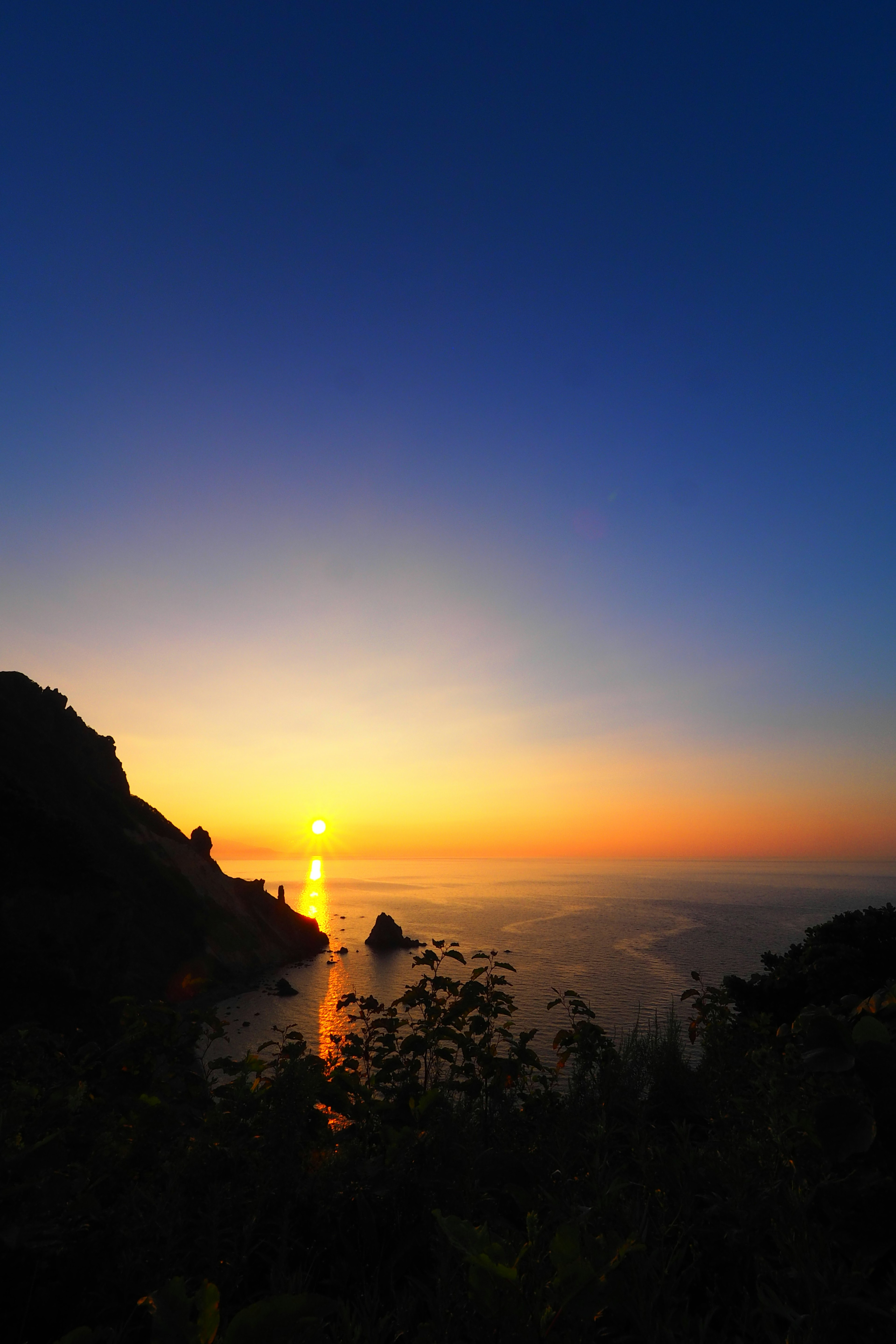 Coucher de soleil sur l'océan avec un dégradé de ciel bleu