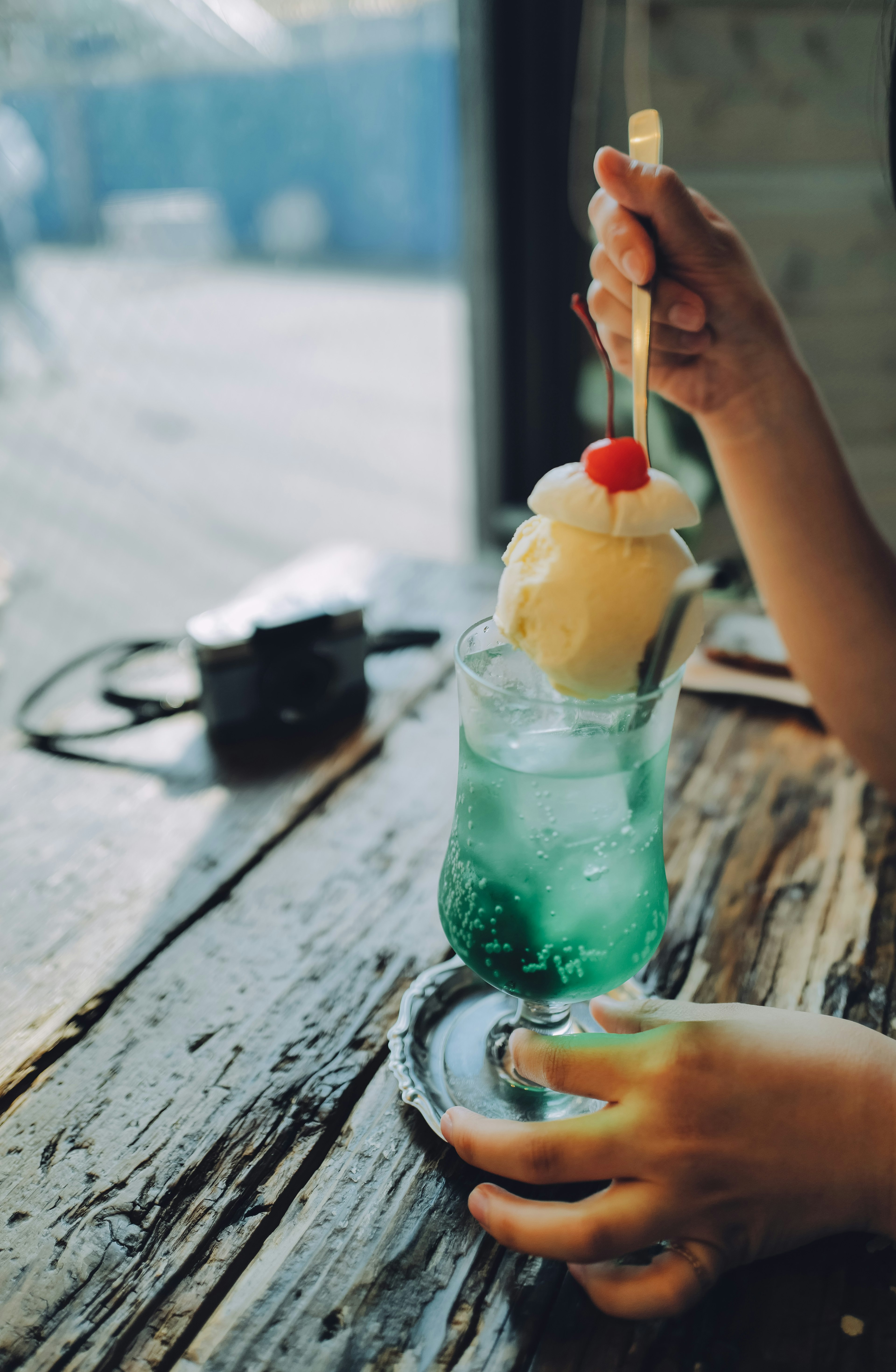 Ein blauer Drink mit Eiscreme und einer Kirsche