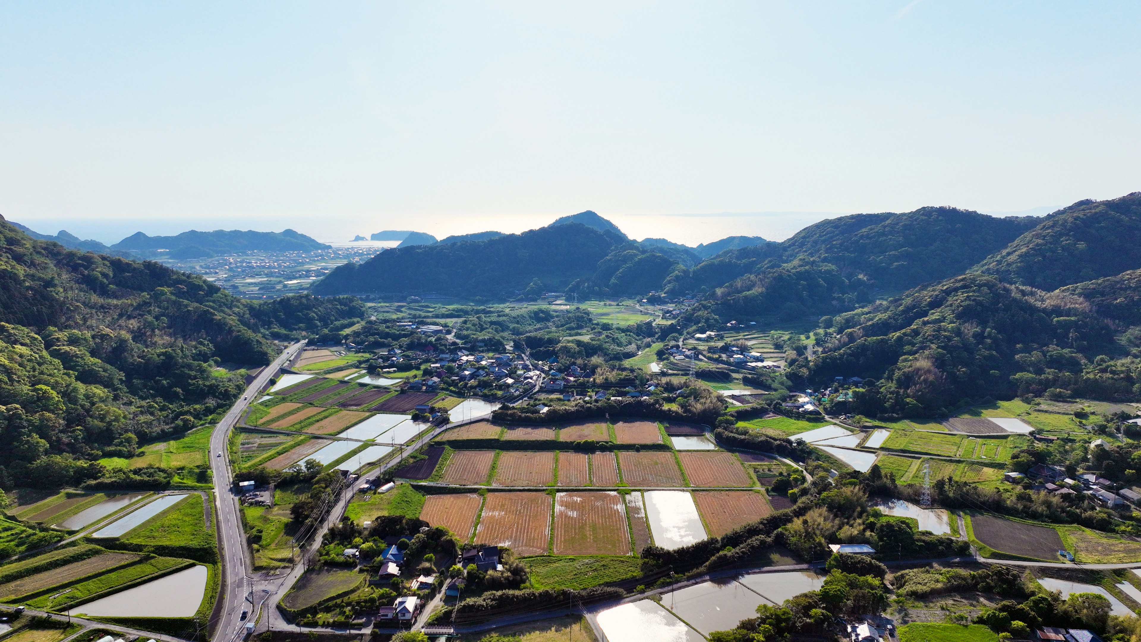 Vue aérienne d'un paysage rural pittoresque entouré de montagnes