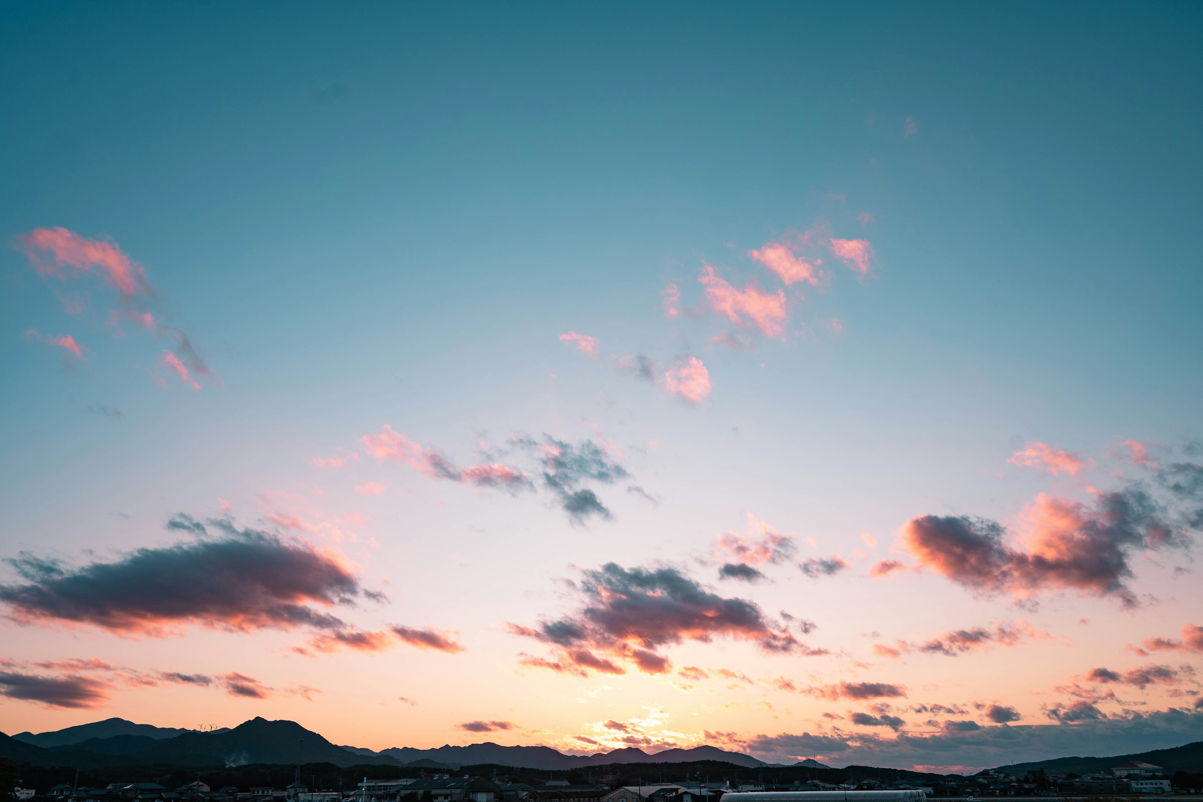 Hermoso paisaje de un cielo al atardecer con nubes