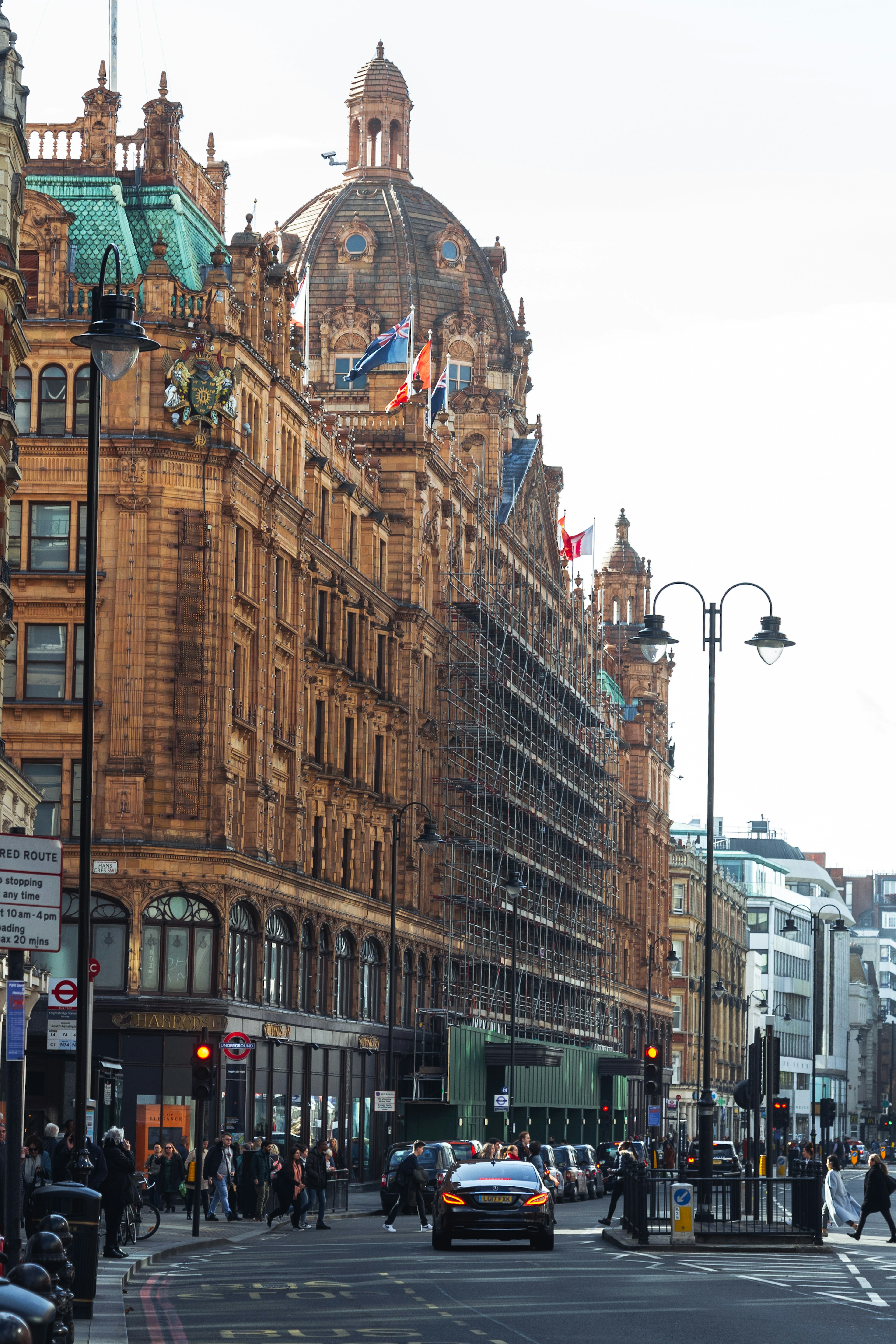 Vista de la calle que muestra la impresionante fachada de Harrods en Londres