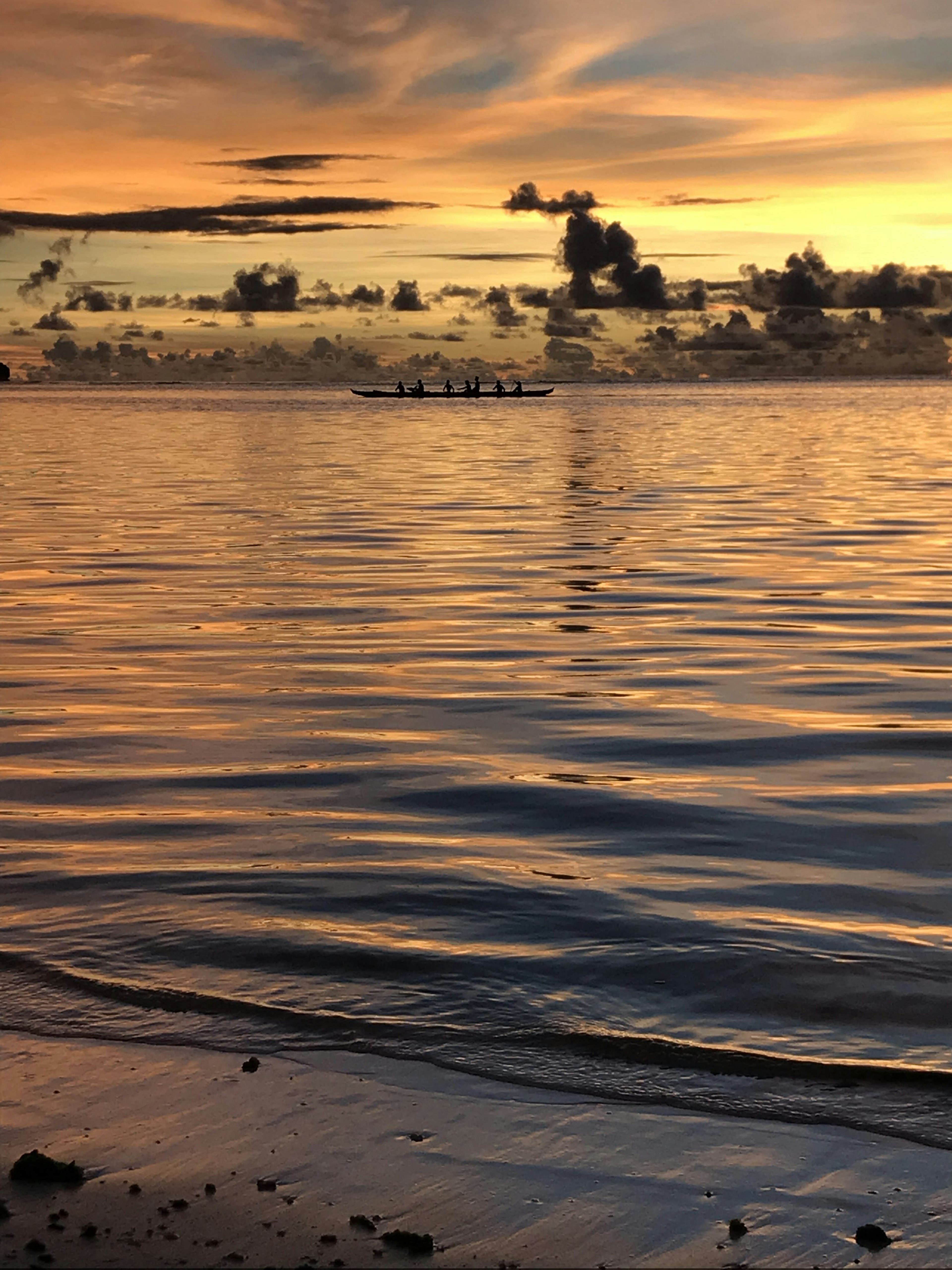 Beau coucher de soleil sur l'océan vagues calmes et nuages colorés