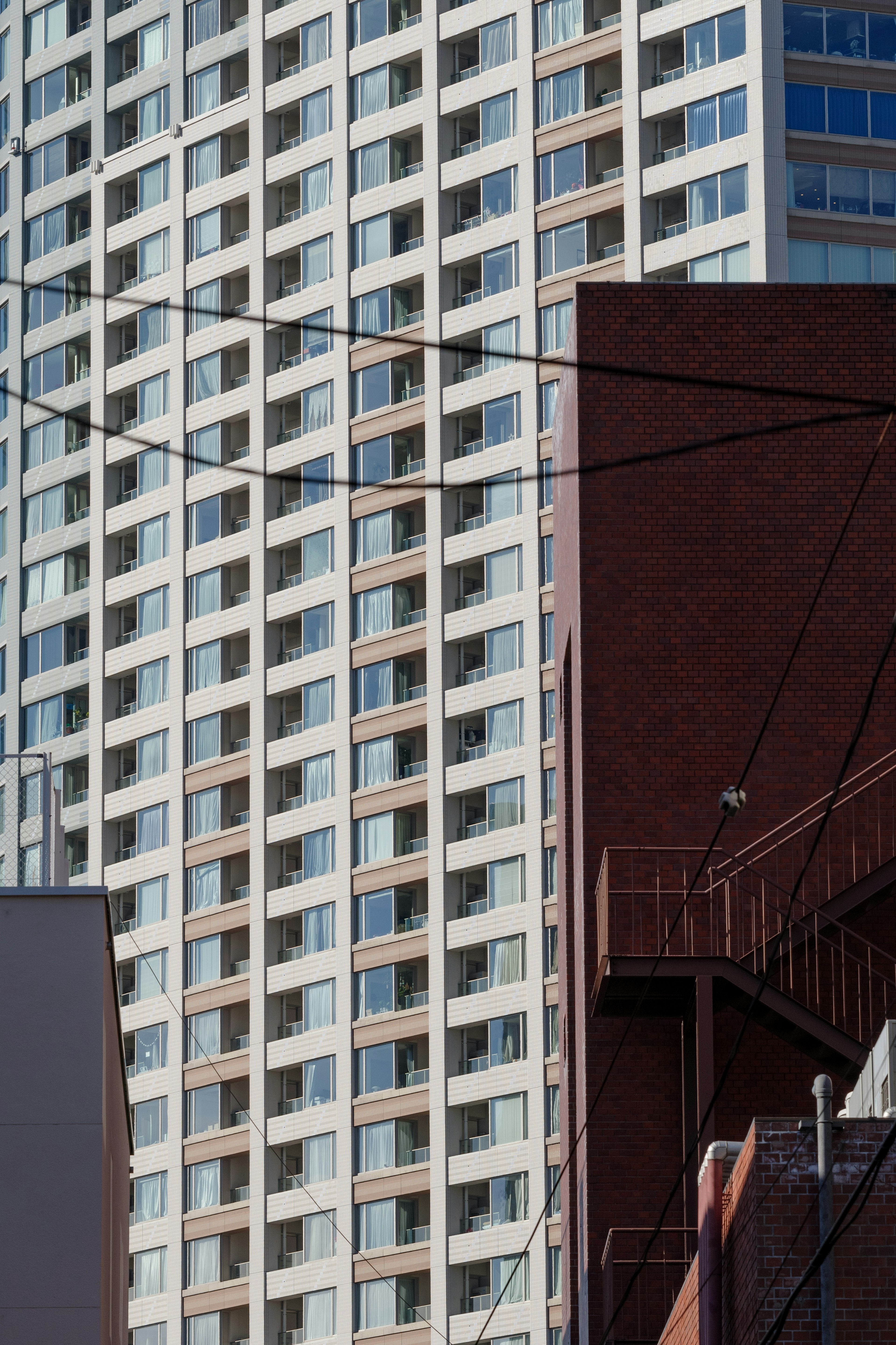 Vue urbaine avec la façade d'un immeuble de grande hauteur et une partie d'une structure adjacente