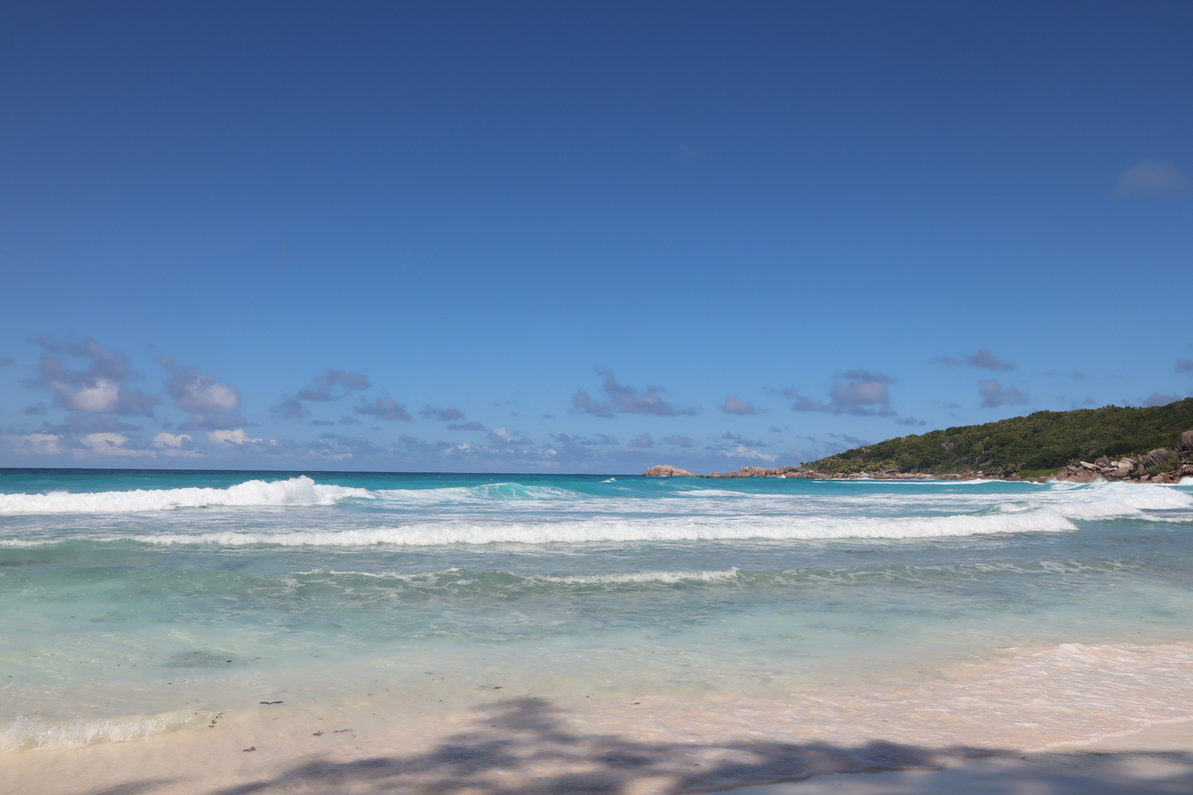 Schönes Strandlandschaft mit blauem Ozean und weißem Sand