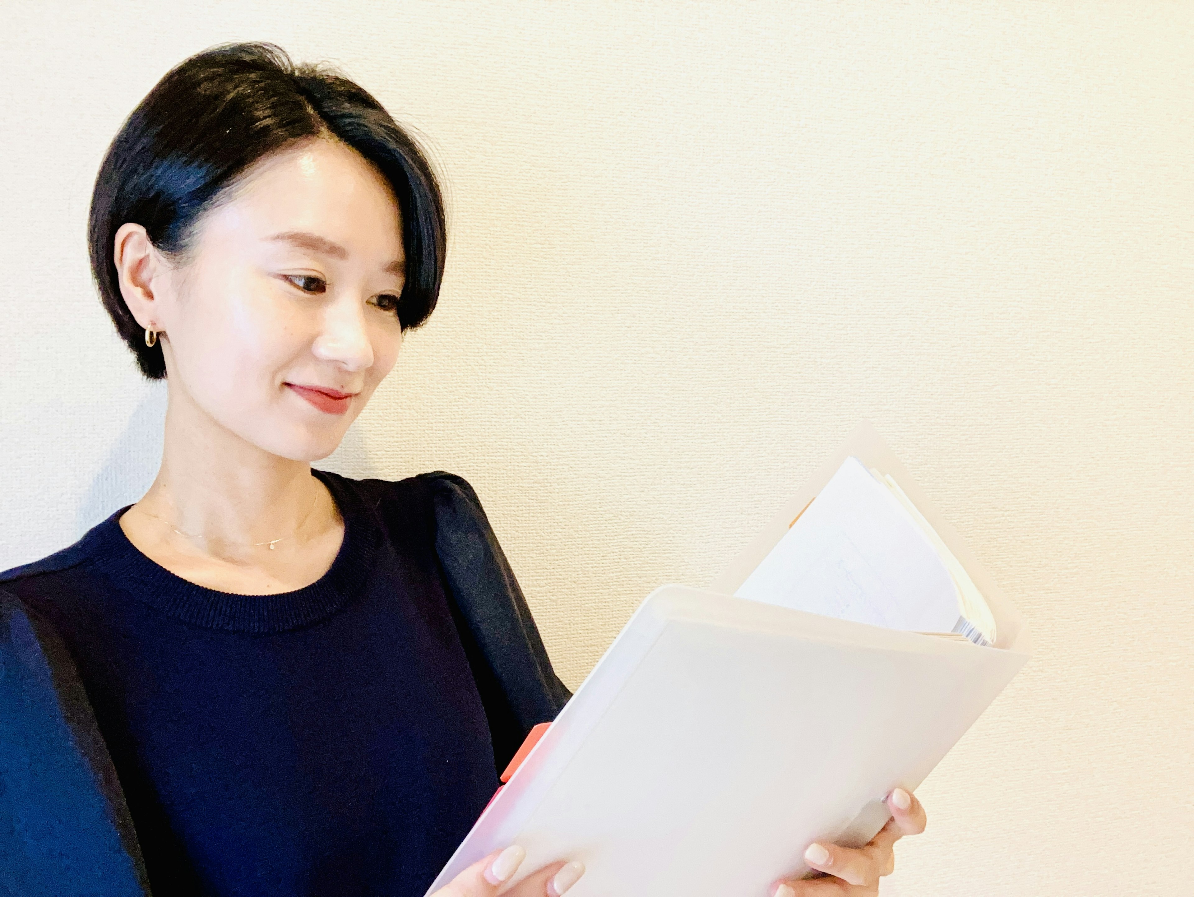 Mujer leyendo documentos con una sonrisa