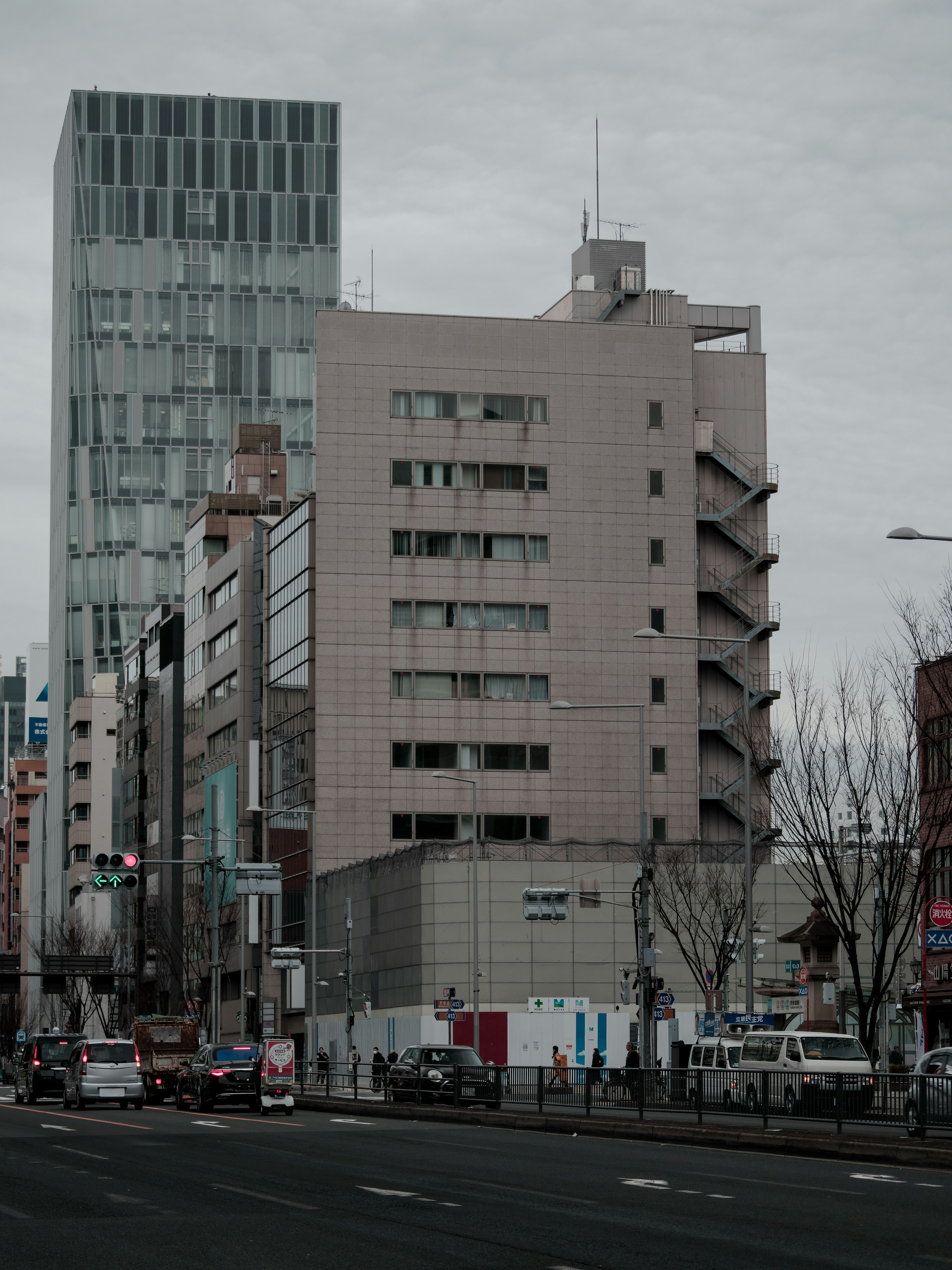 Paesaggio urbano con edifici moderni e cielo grigio