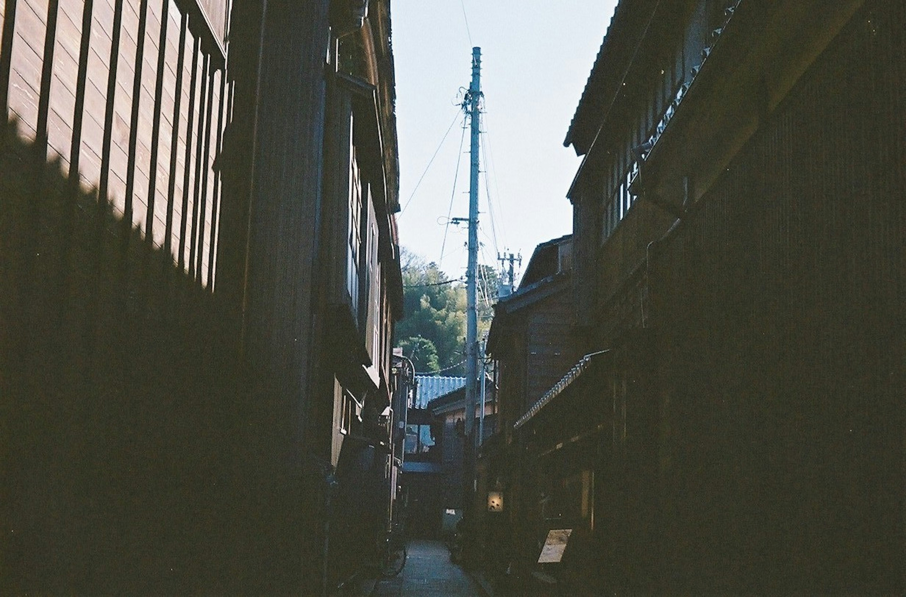 Callejón estrecho con edificios antiguos y cielo azul