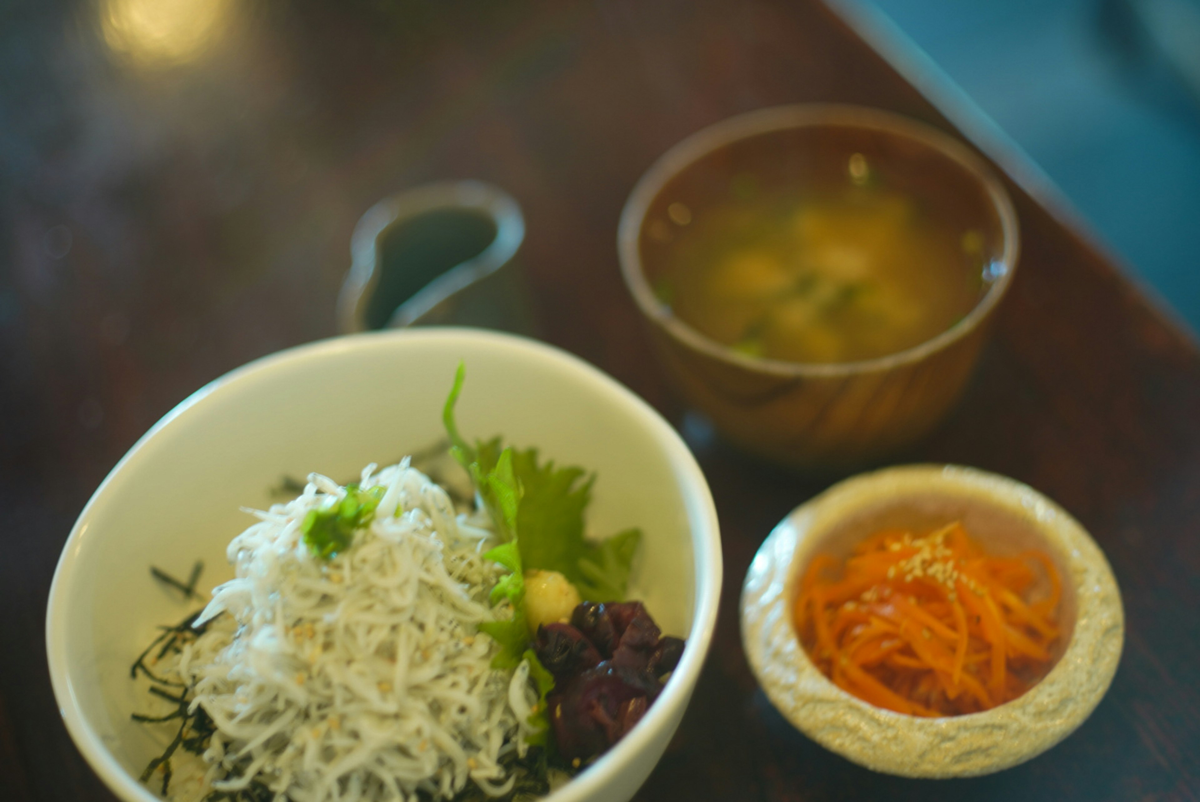 Ein Gericht der japanischen Küche mit weißem Reis Salatgemüse Suppe und einer Beilage aus Karotten