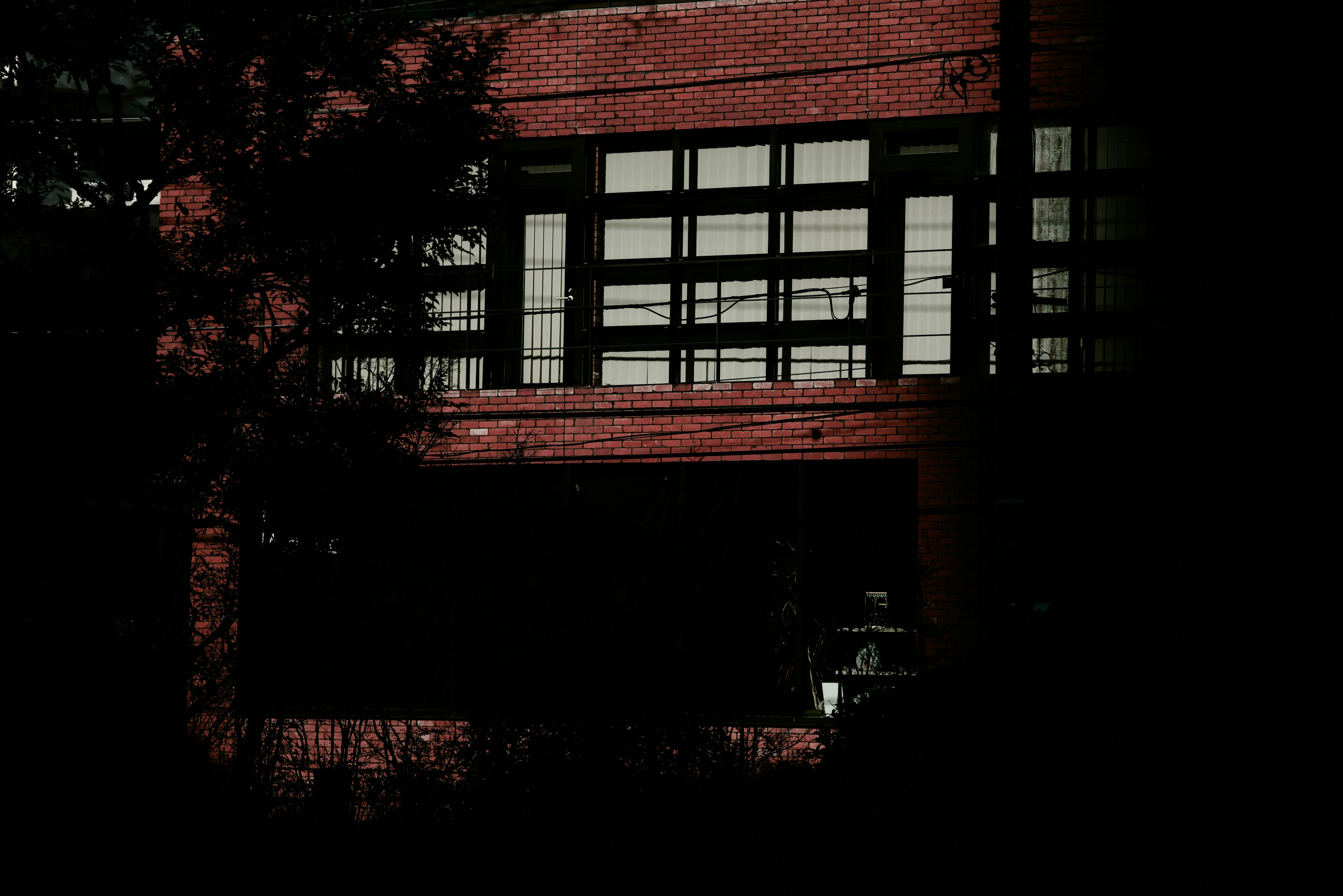 Imagen de un edificio de ladrillo rojo con grandes ventanas