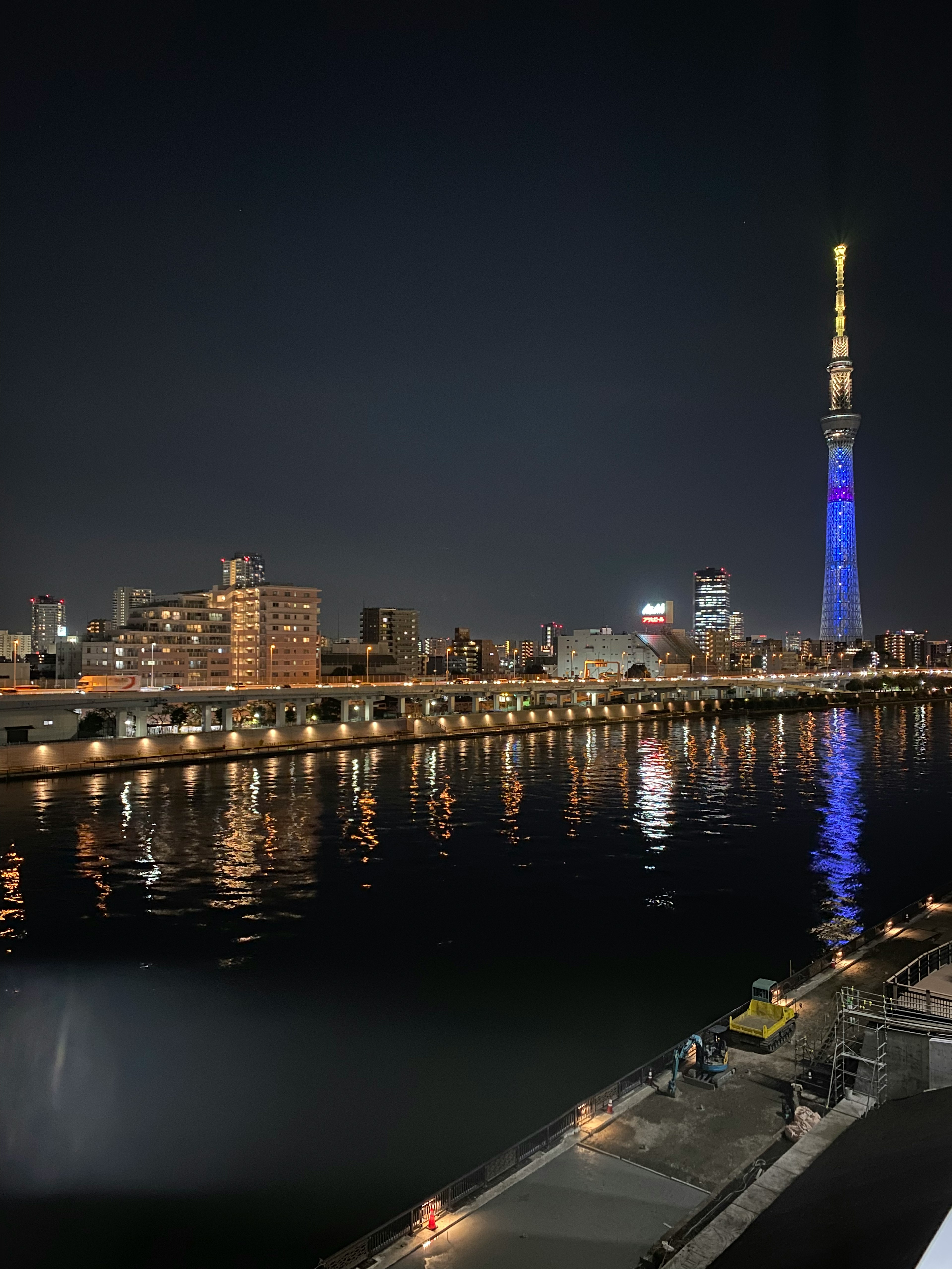 夜の東京スカイツリーと川の反射が美しい風景