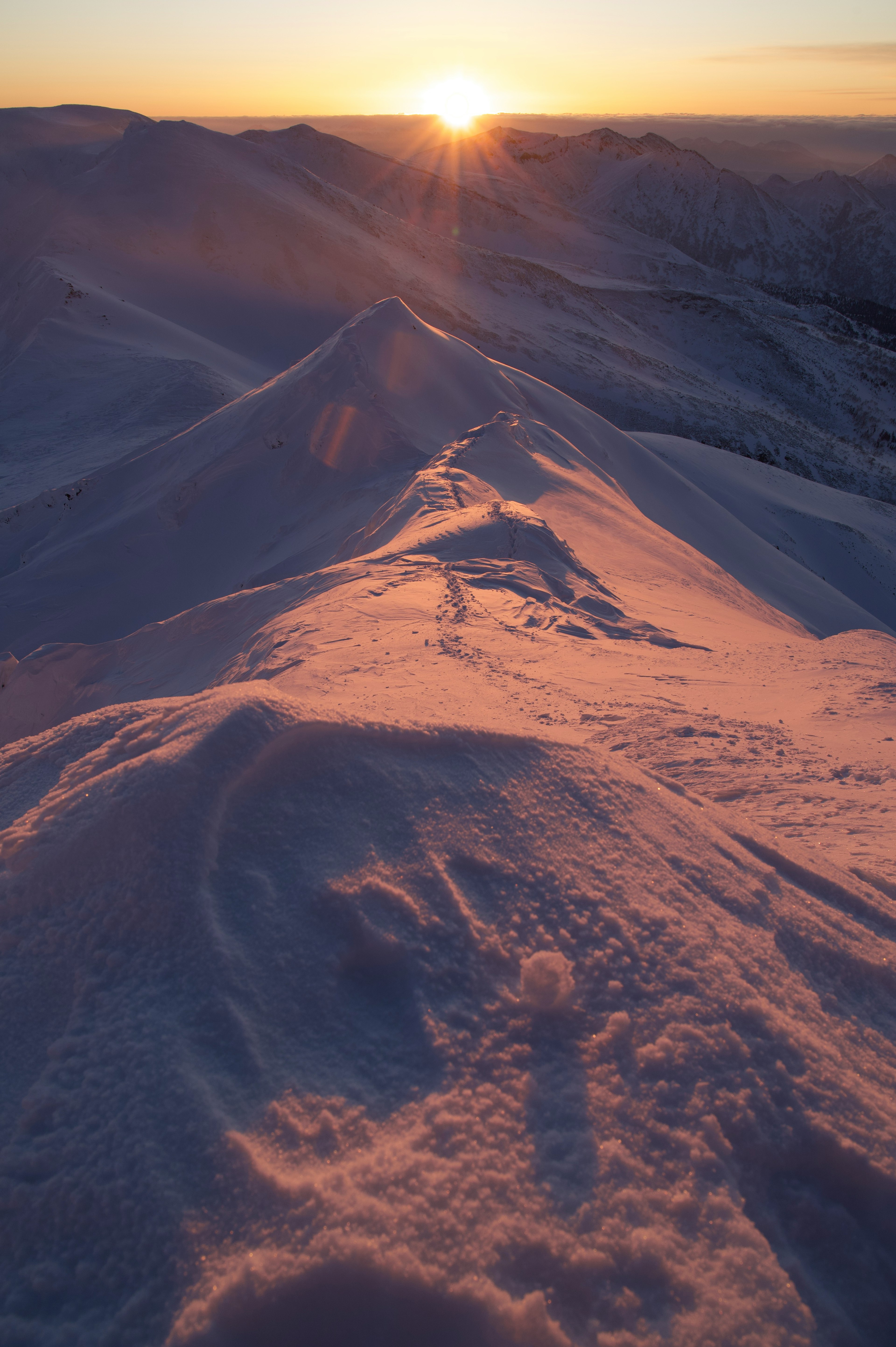 Montañas cubiertas de nieve con un hermoso amanecer