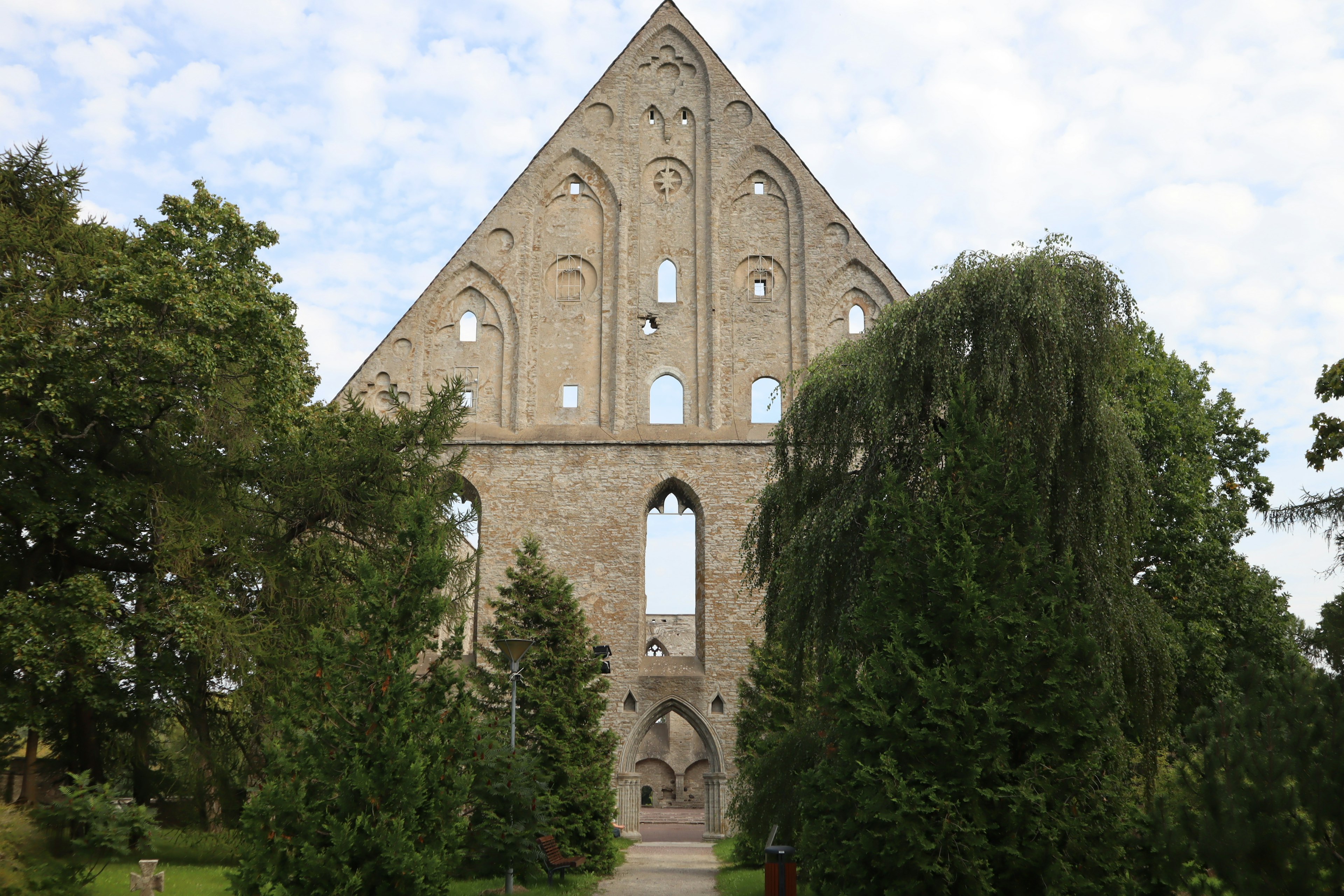 Antike Ruine mit dreieckigem Dach und üppigem Grün