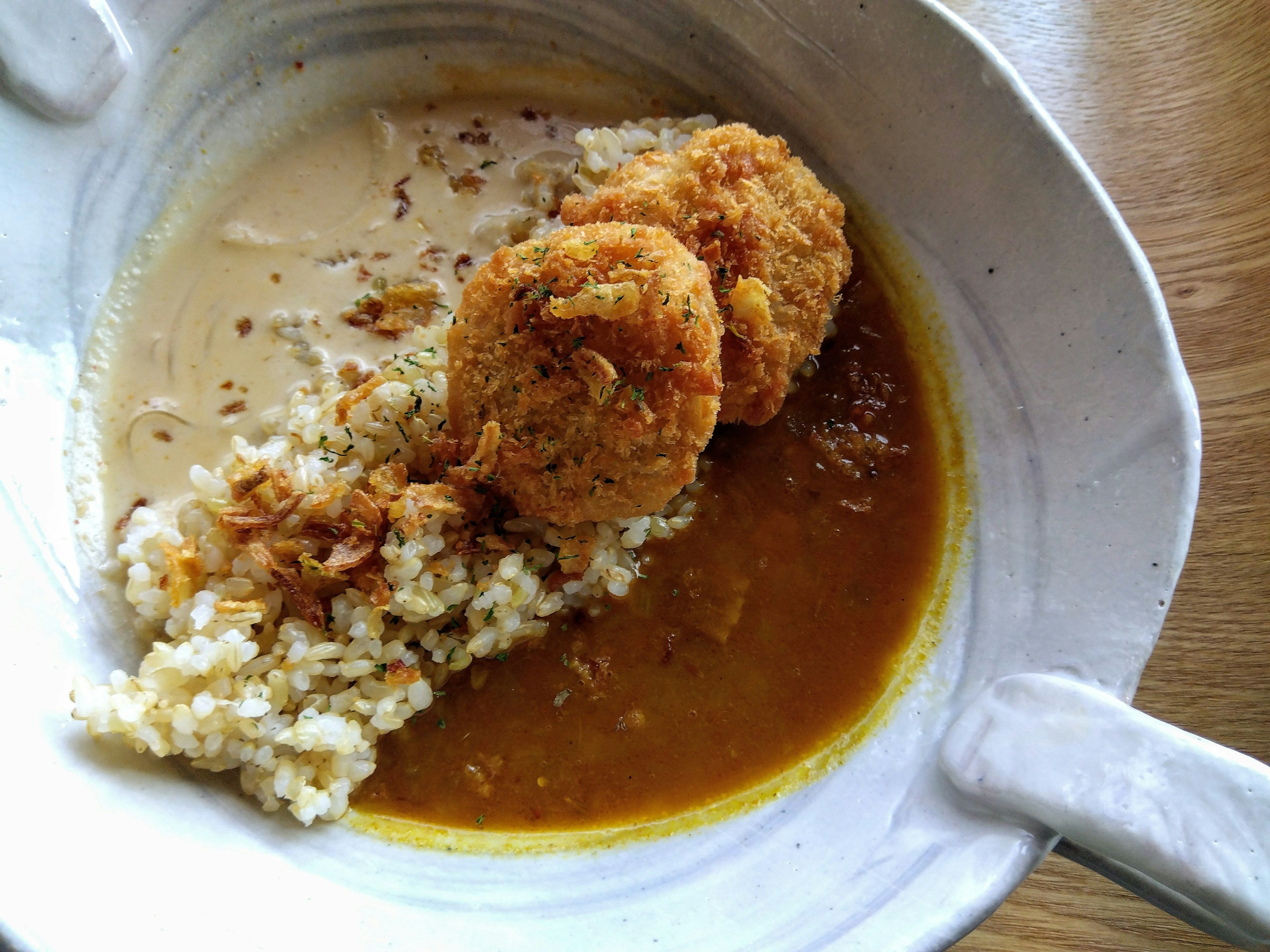 Croquetas crujientes servidas con salsa cremosa y arroz