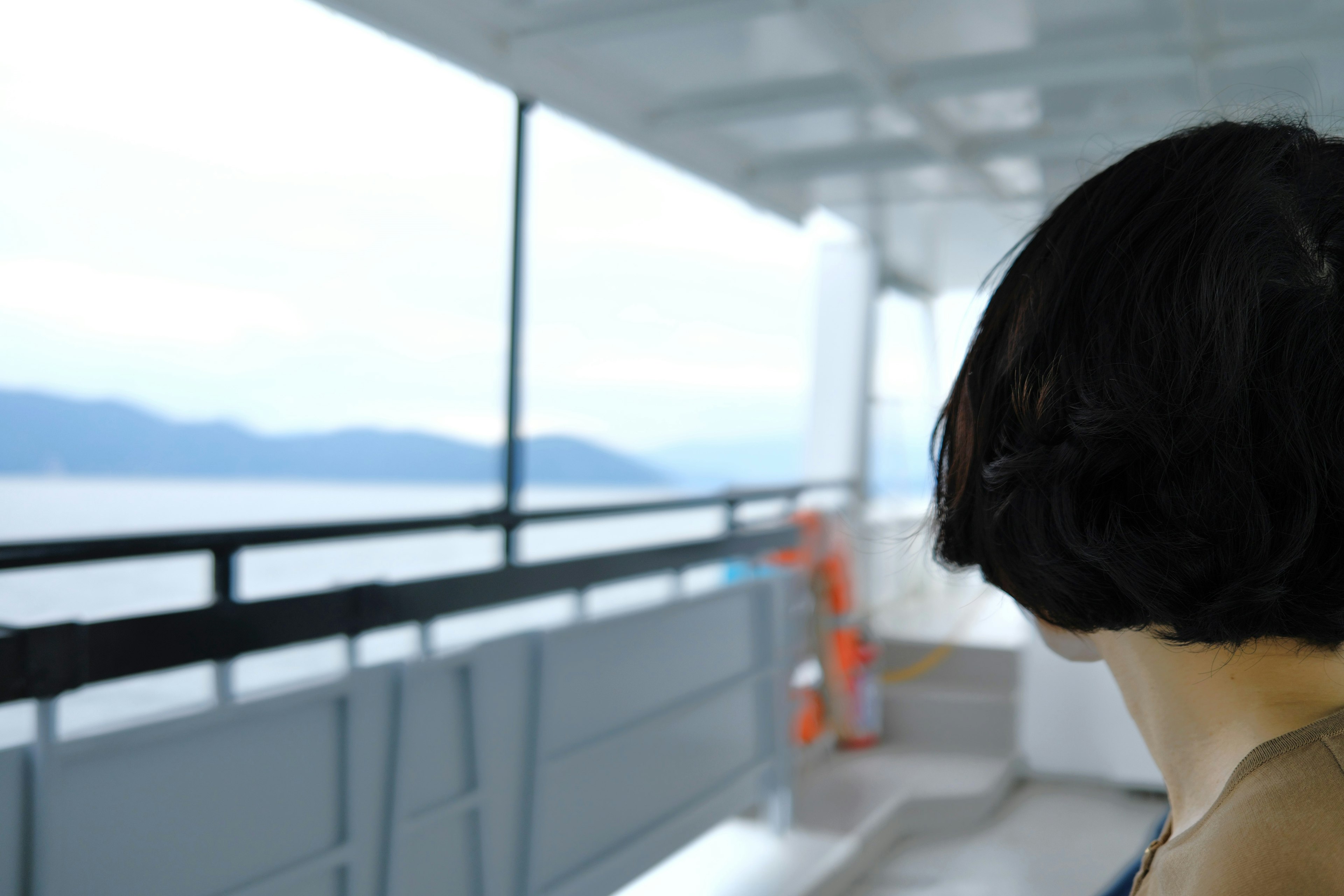 Femme regardant la mer depuis un ferry