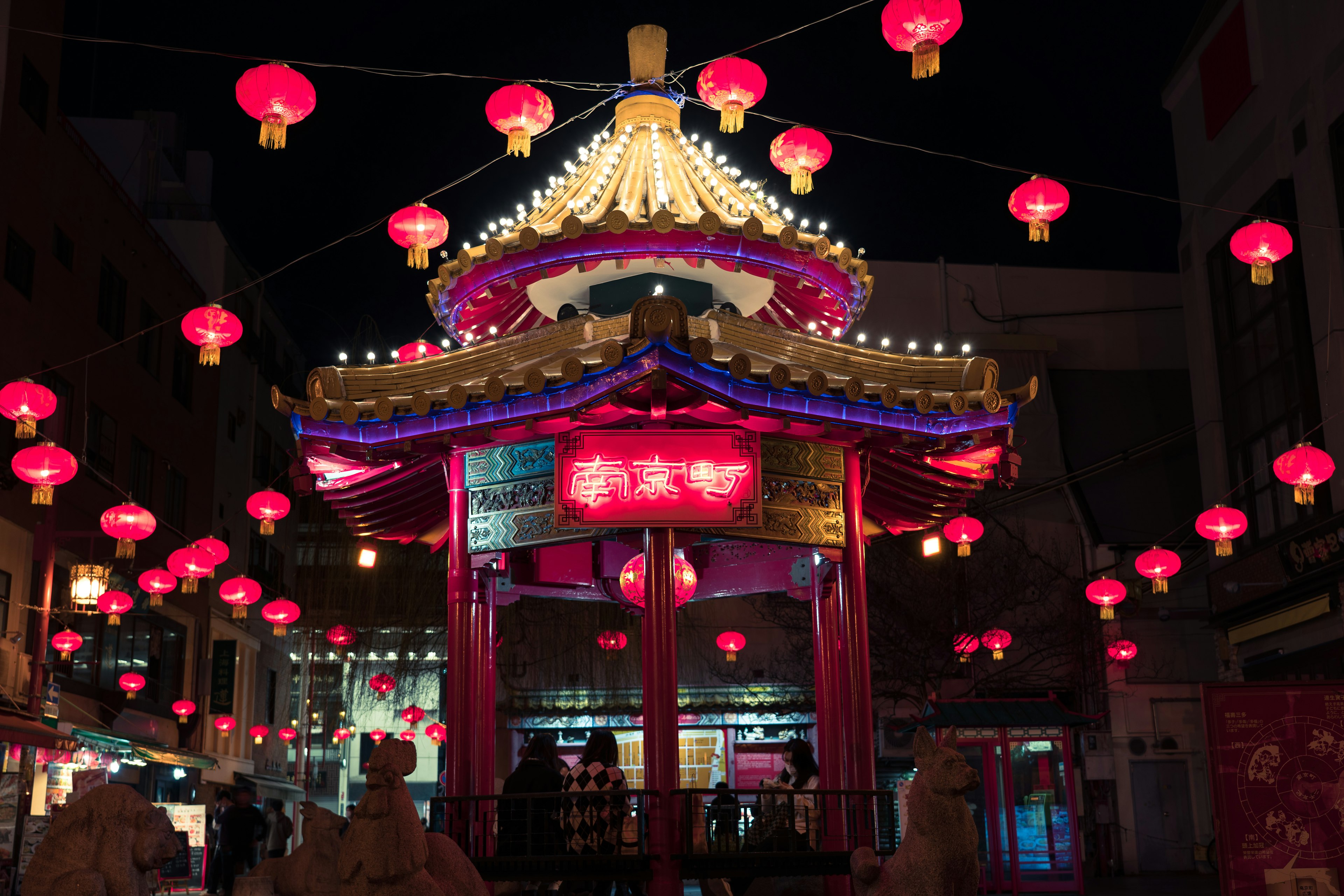 Gian hàng trang trí ở Chinatown vào ban đêm với đèn lồng đỏ