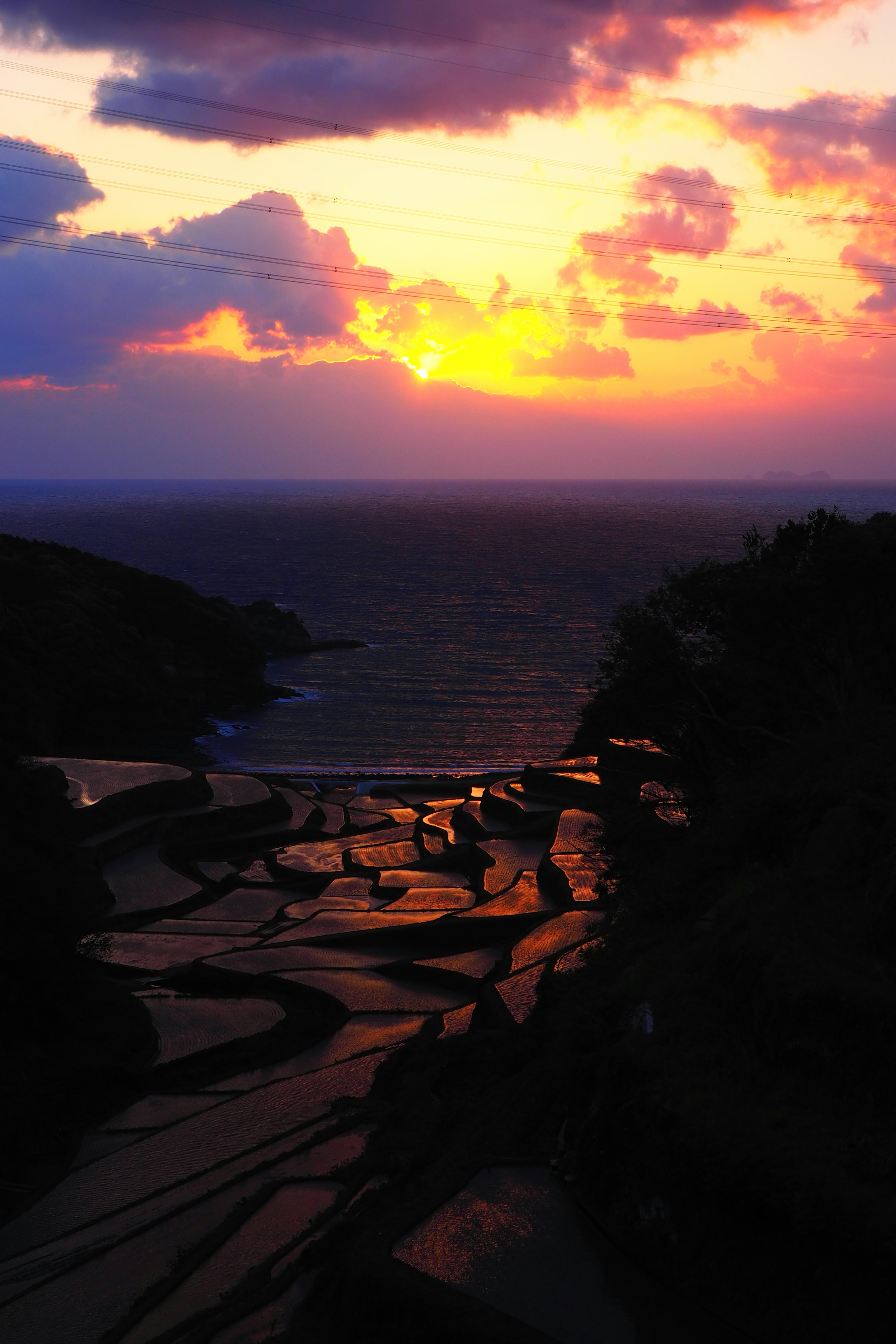 ทิวทัศน์ที่สวยงามของพระอาทิตย์ตกเหนือทะเลและระเบียงหิน