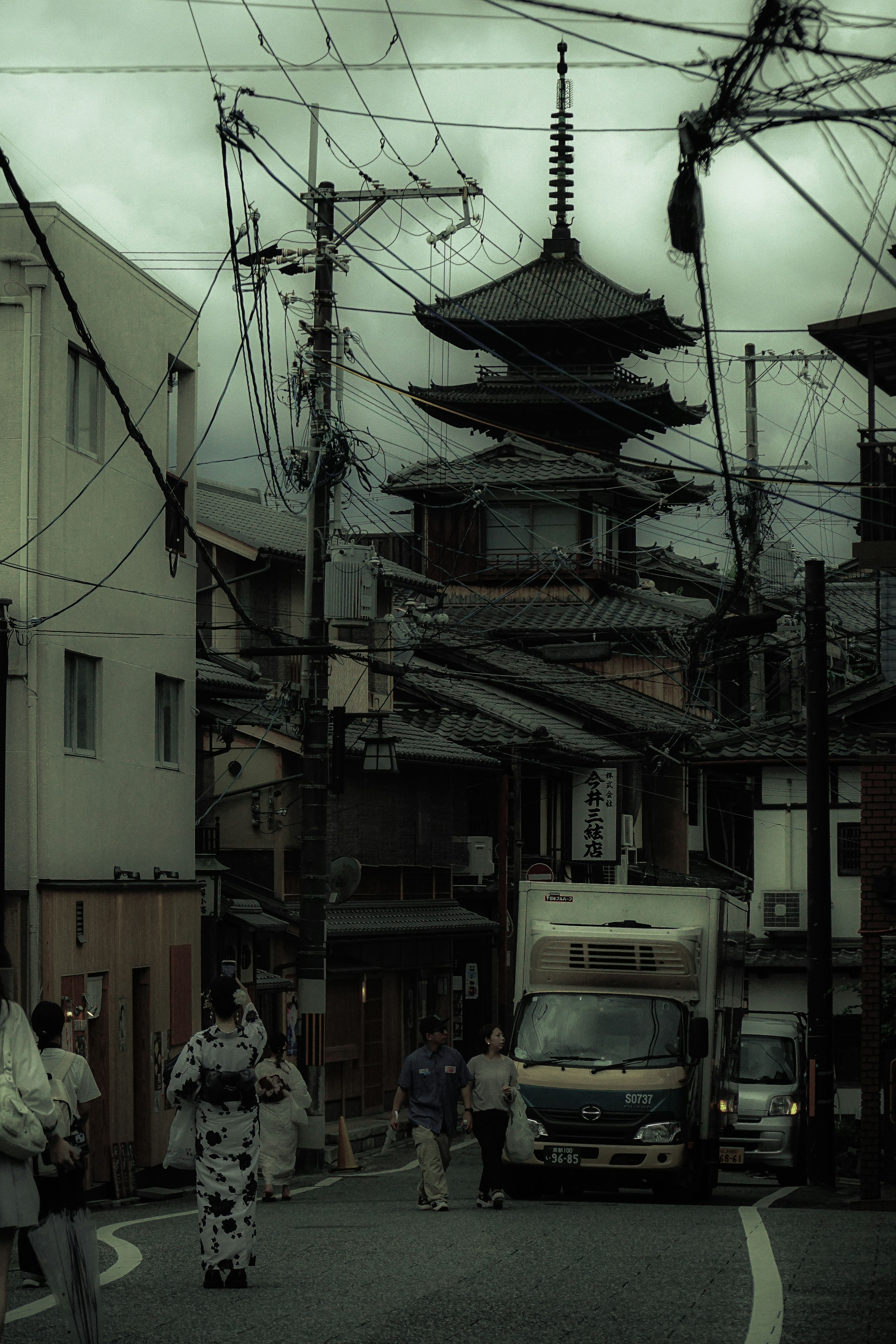 街道场景有一座宝塔和路人