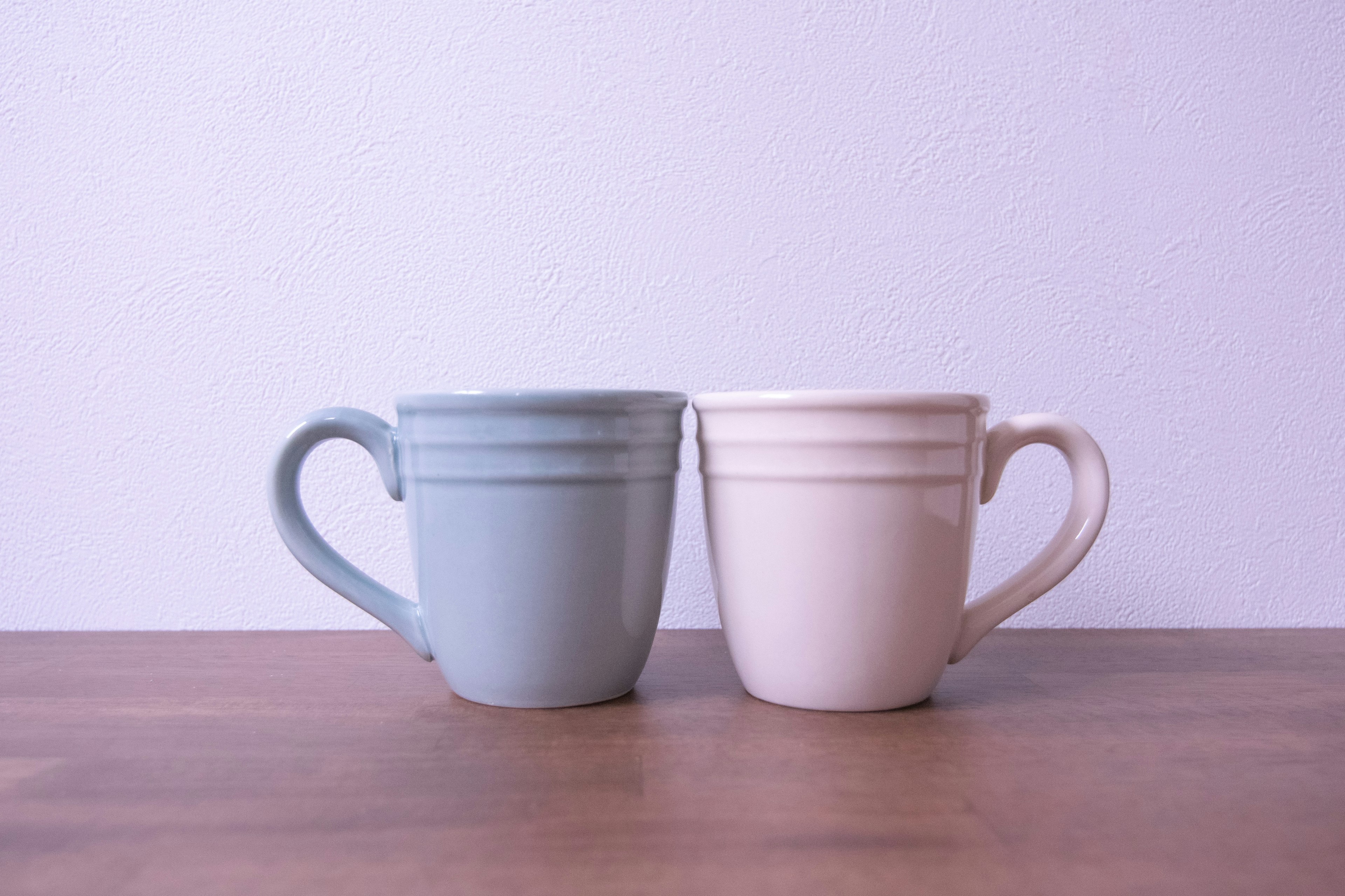 Image simple présentant une tasse bleue et une tasse blanche côte à côte