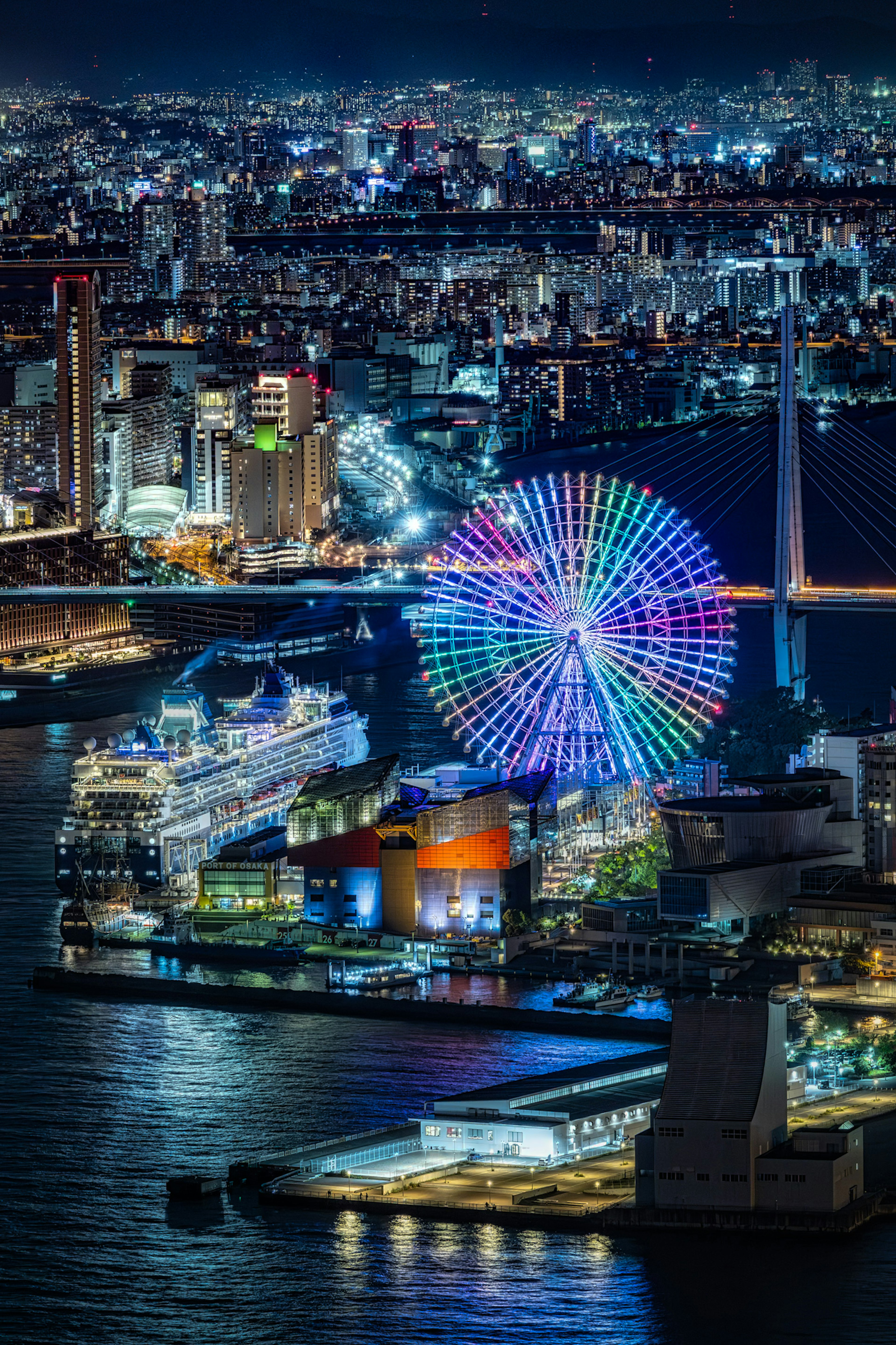 Un paysage urbain nocturne vibrant avec une grande roue colorée et des bateaux illuminés dans le port