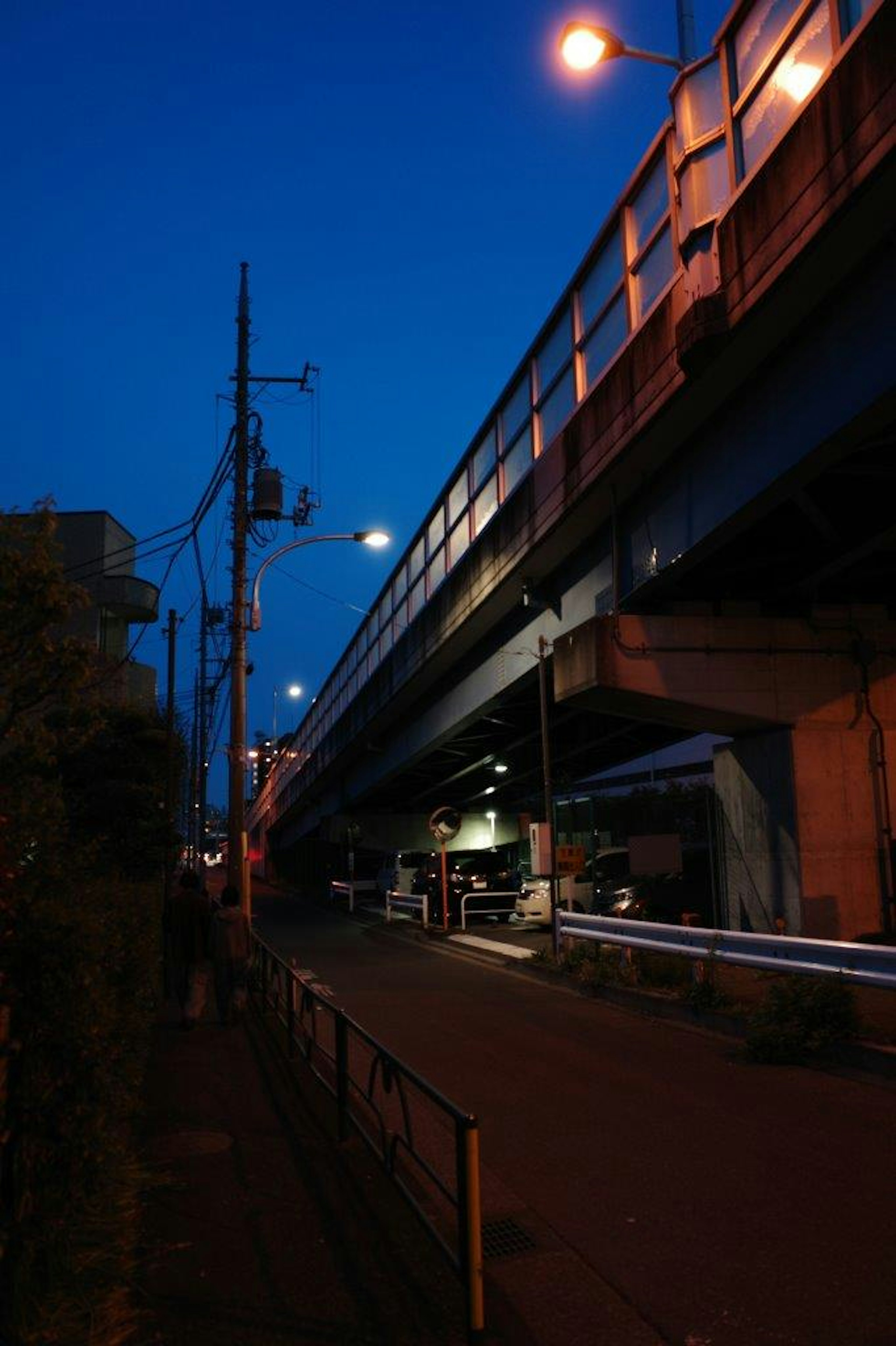 夜间城市风景高架道路和路灯