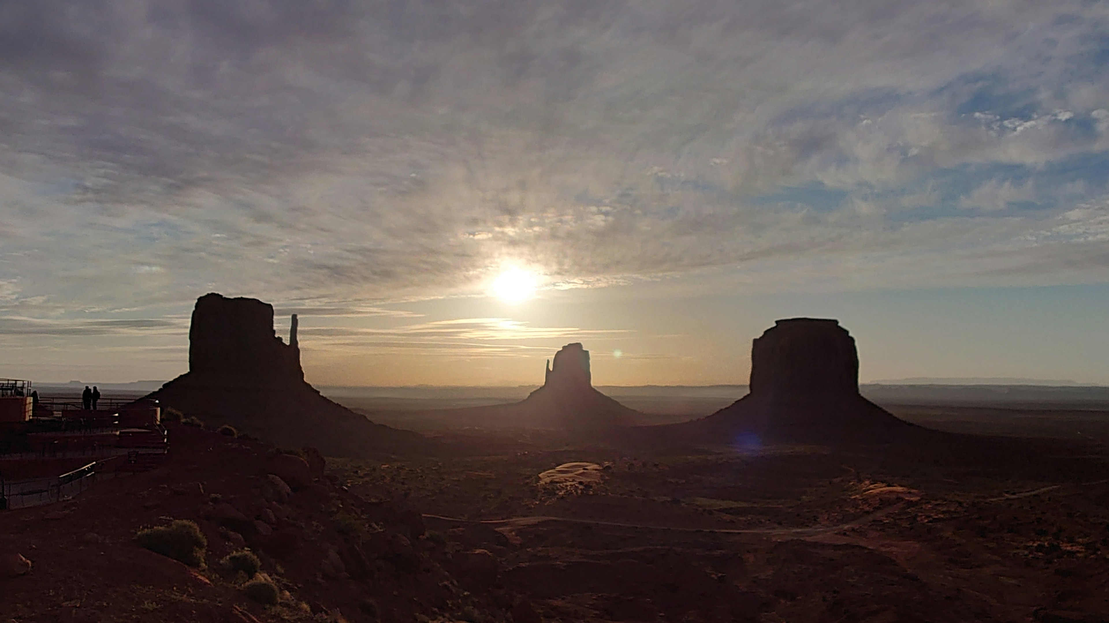 Matahari terbenam di Monument Valley dengan formasi batuan unik